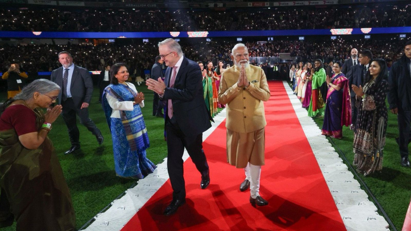 प्रवासी भारतीयों के साथ पीएम मोदी