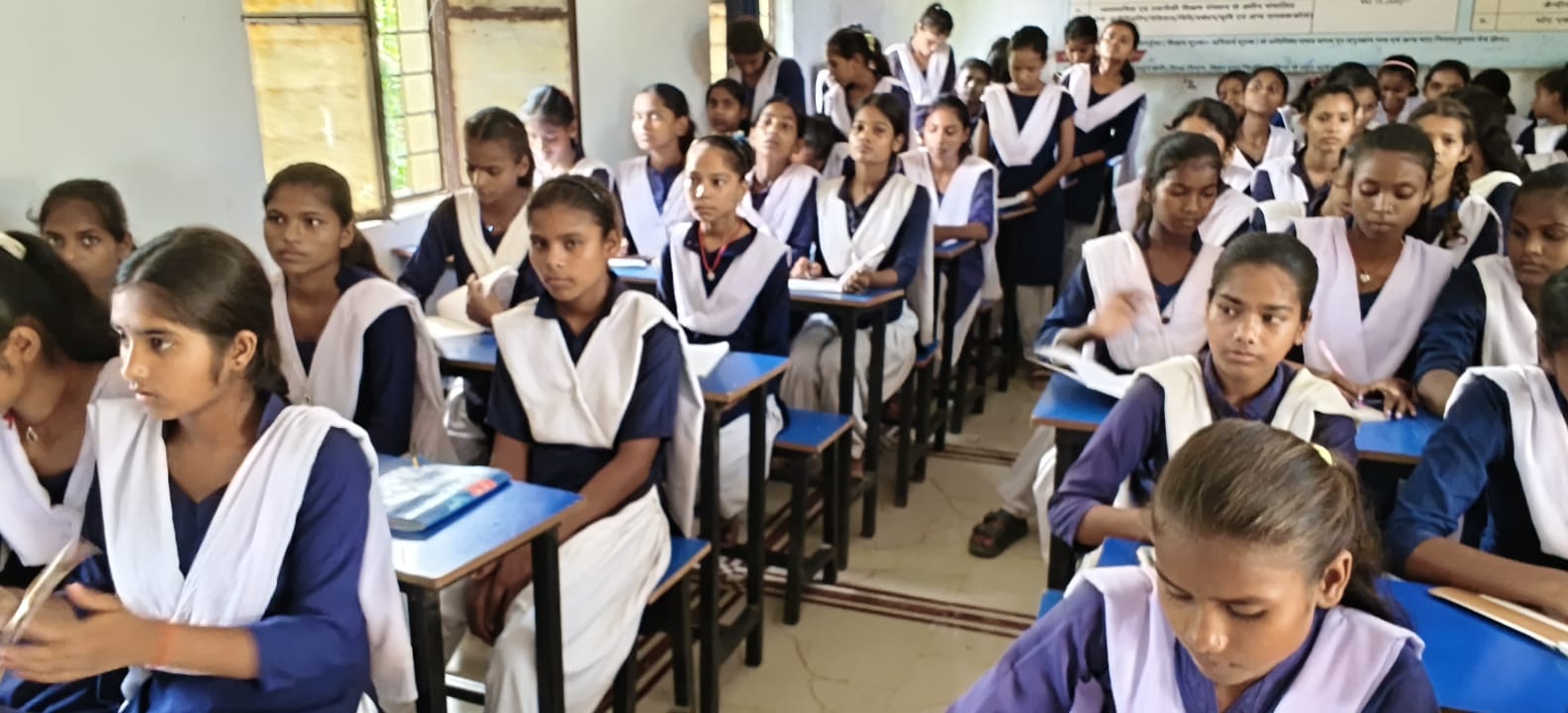 नरवारा हाई स्कूल में छात्र- छात्राओं के बीच पॉक्सो एक्ट पर विशेष जागरूकता कार्यक्रम आयोजित