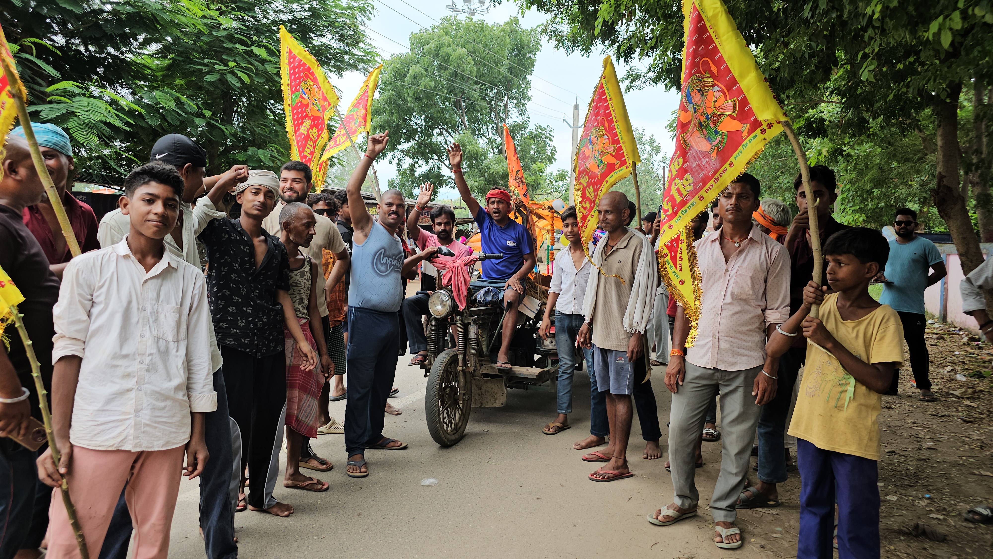 ढोल-बाजे के साथ बंदर की निकाली शवयात्रा