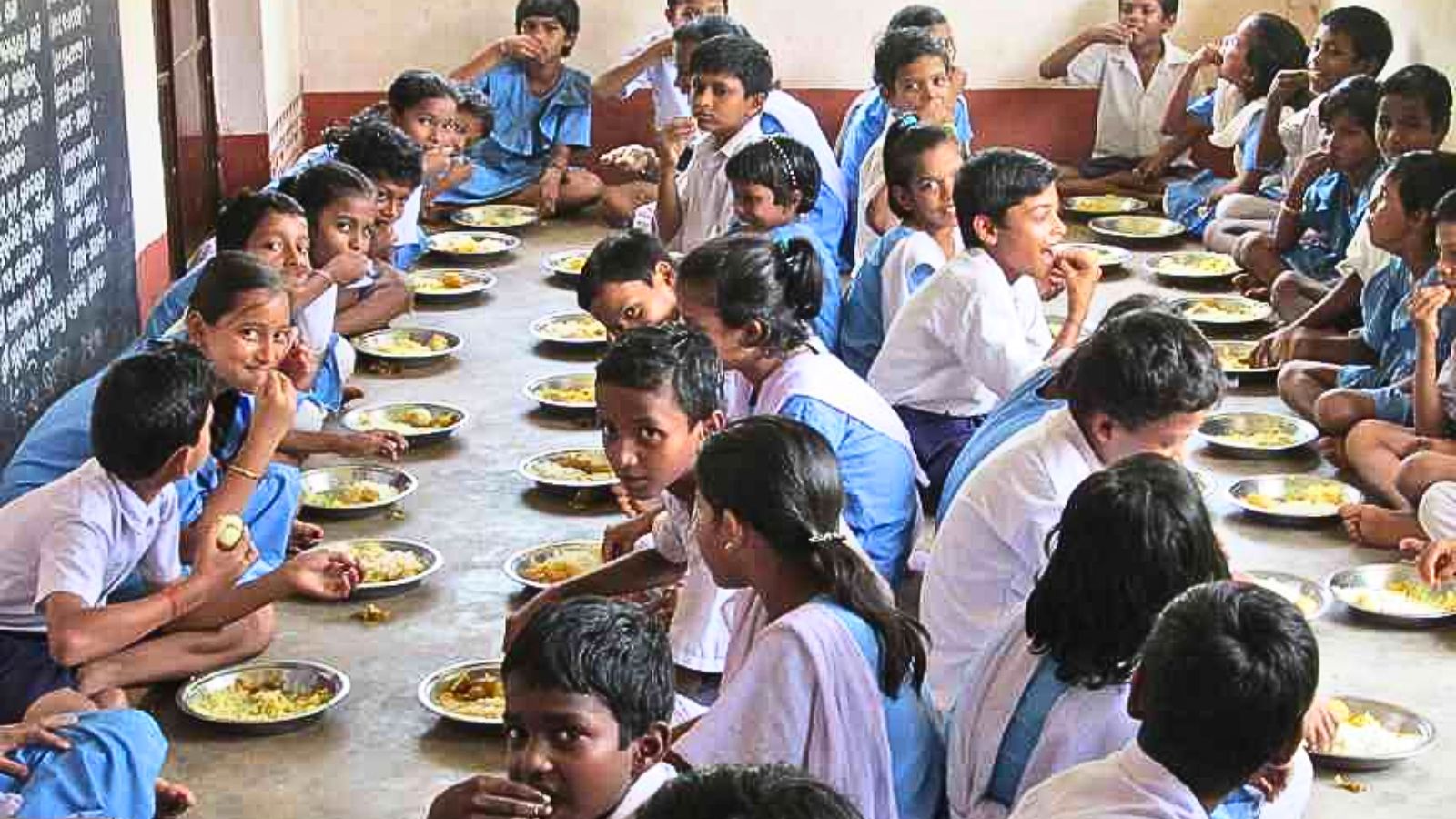 स्कूल में भोजन करते बच्चे (प्रतिकात्मक फोटो)