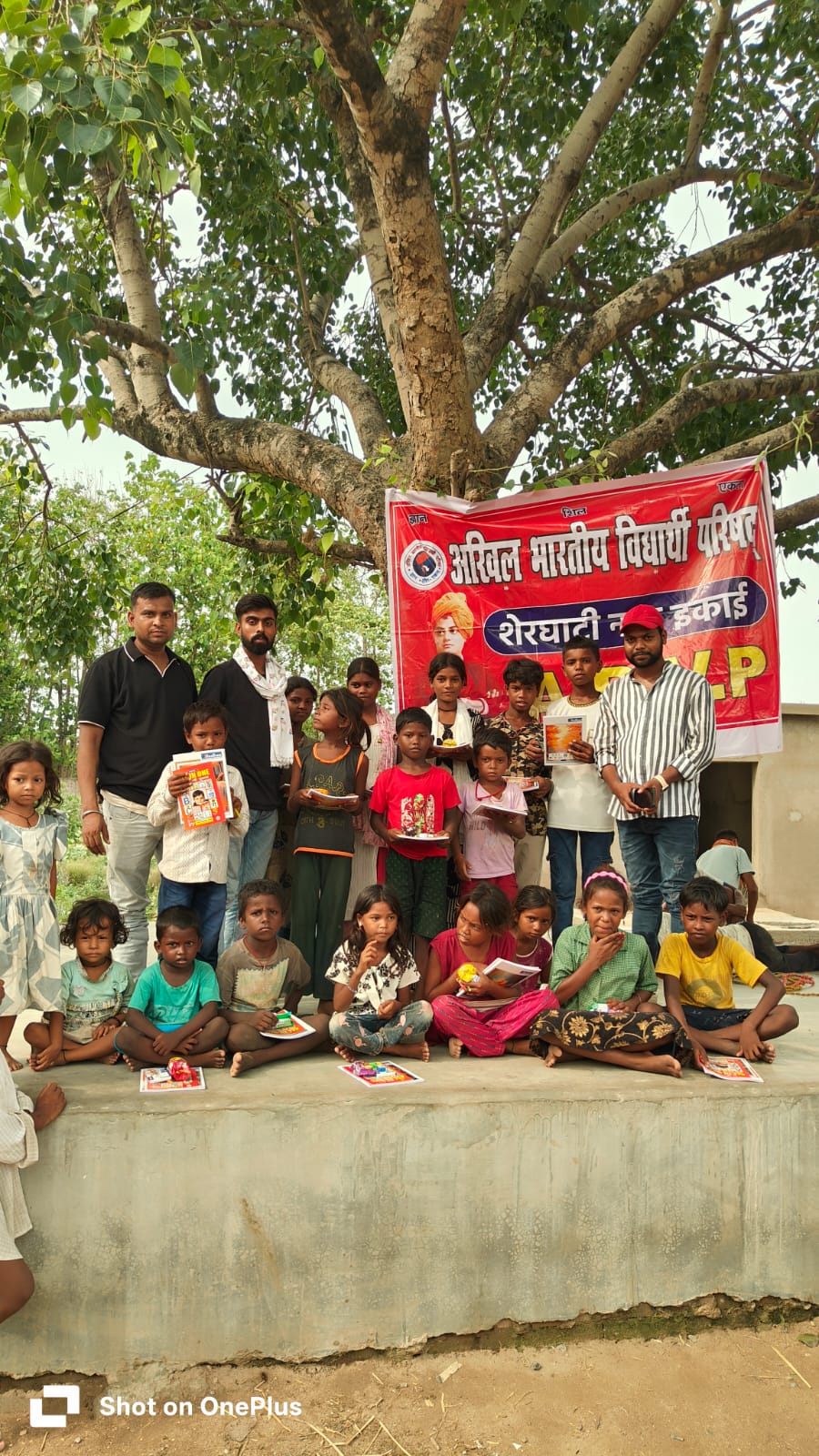 एबीवीपी ने 78वें स्थापना दिवस पर किया पौधारोपण, बच्चों के बीच बांटी शिक्षण सामग्री