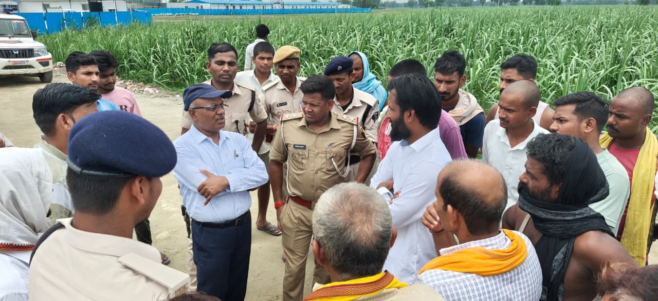 सारण में डंपर से युवक की मौत के बाद बवाल, शव रखकर सड़क जाम, पुल निर्माण कंपनी का काम रुकवाया