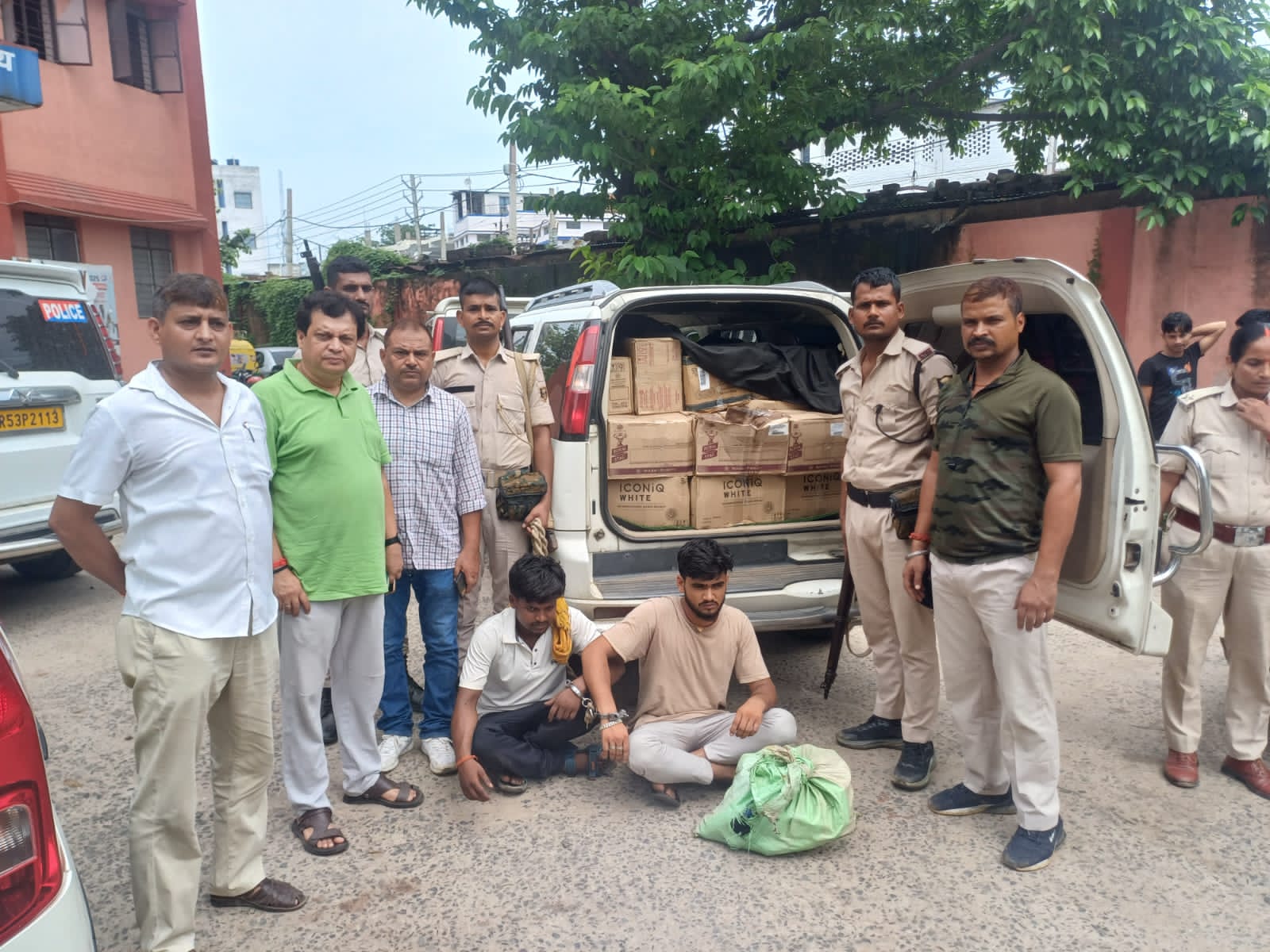 भाजपा का झंडा लगे चार पहिया वाहन से भारी मात्रा में विदेशी शराब बरामद, दो तस्कर गिरफ्तार