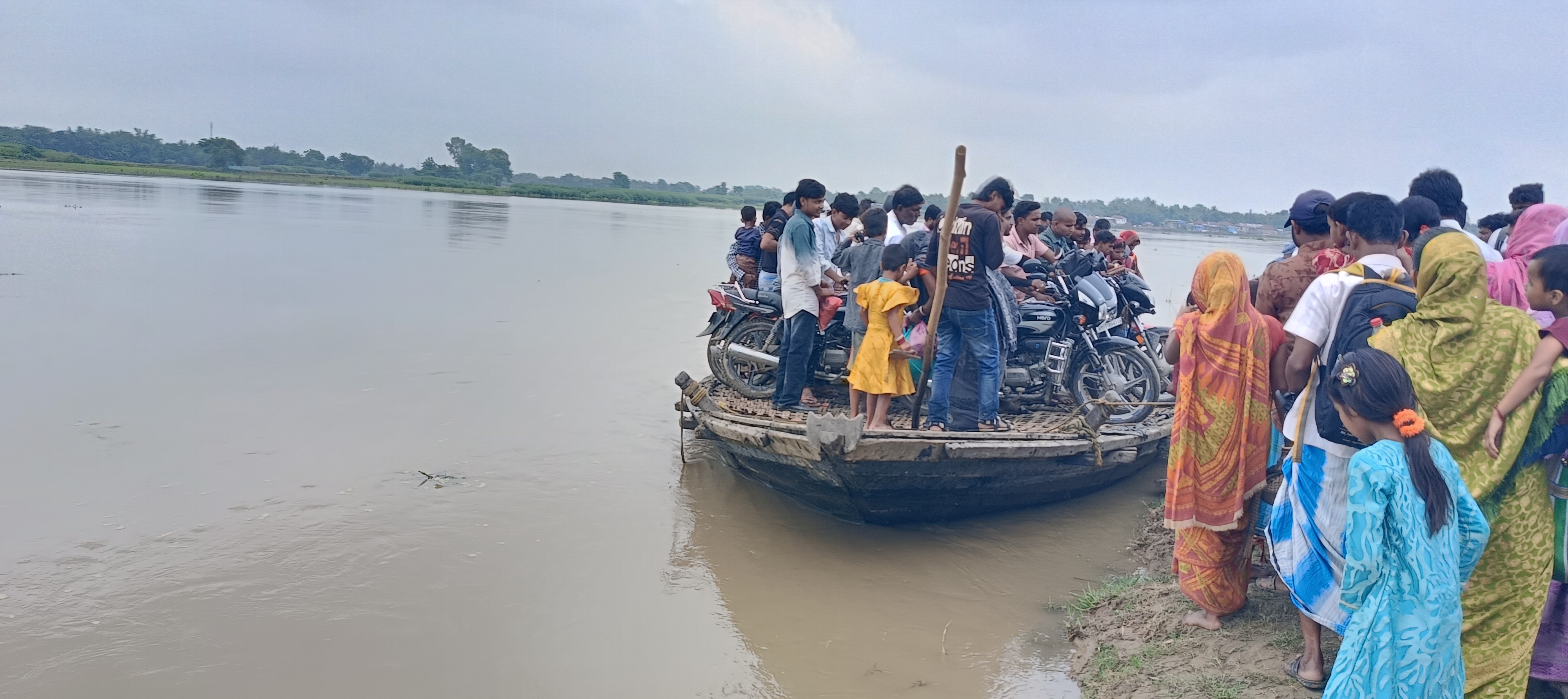 महानंदा-कनकई के बढ़ते जलस्तर से तटवर्ती गांवों में तेज कटाव से कई घरों पर मंडराया खतरा