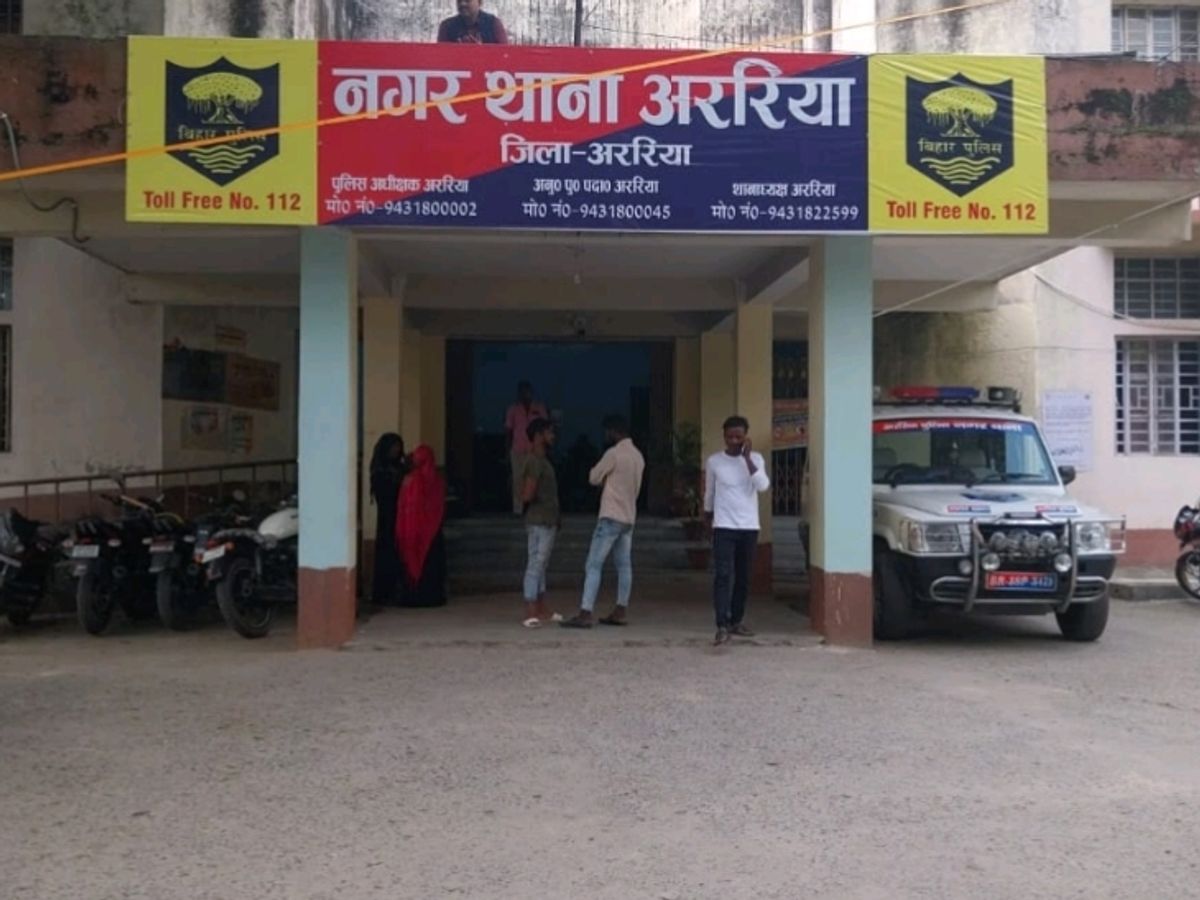 पुलिस अधिकारी व चौकीदार से दुर्व्यवहार के आरोप में कार सवार युवक गिरफ्तार