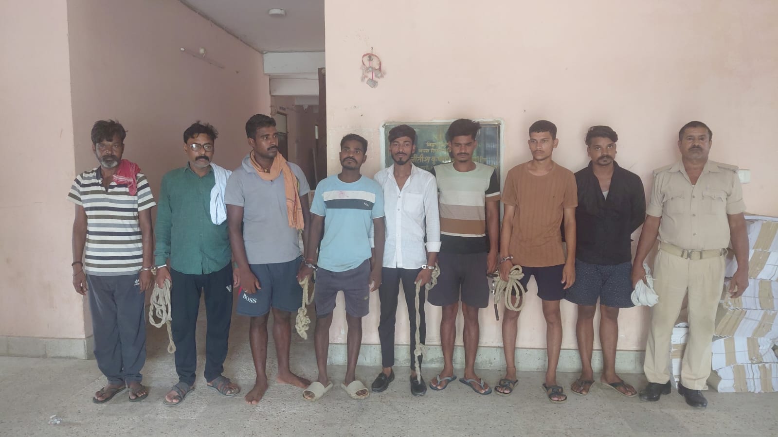 देसी शराब के साथ एक तस्कर सहित सात शराबी गिरफ्तार