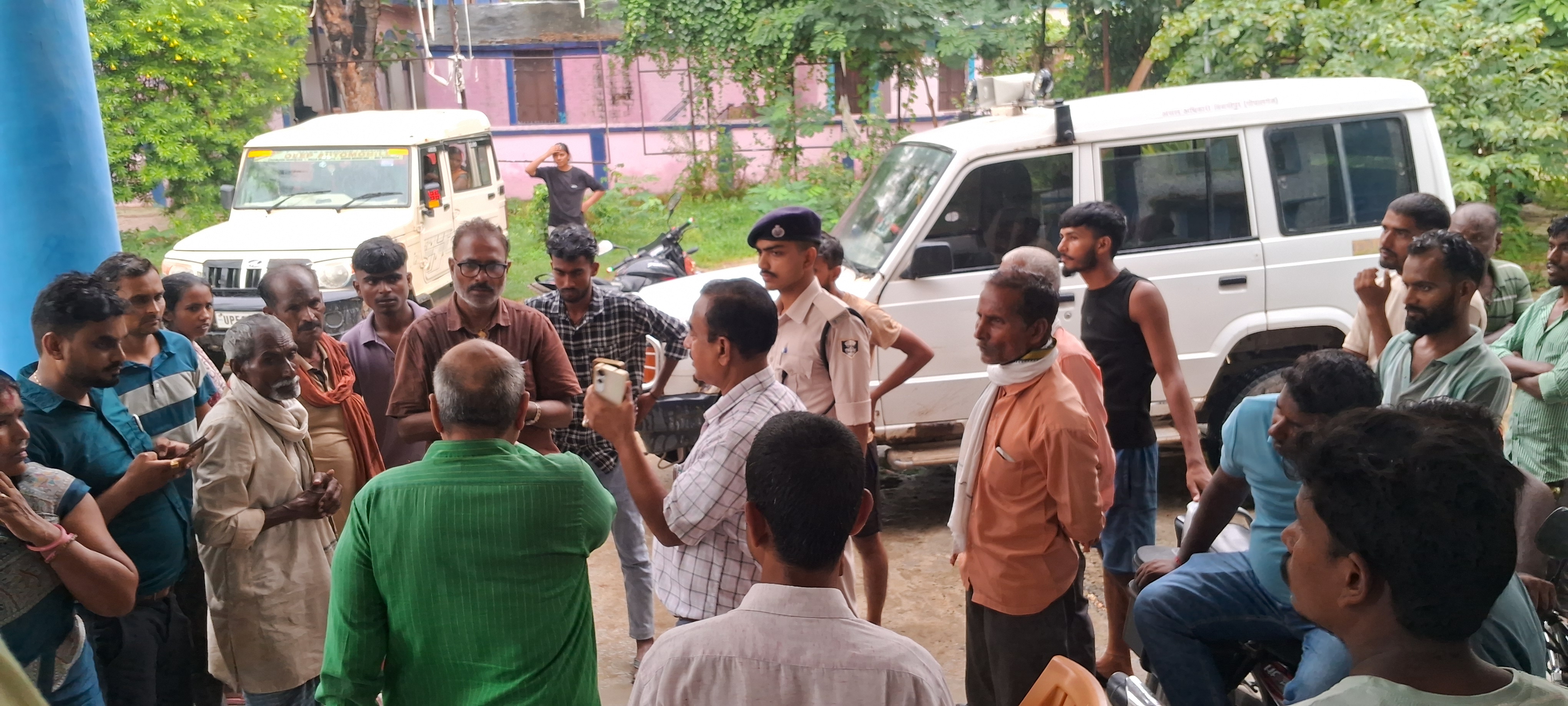 बिलरुआ में आकाशीय बिजली गिरने से बुजुर्ग की मौत, युवती गंभीर रूप से झुलसी