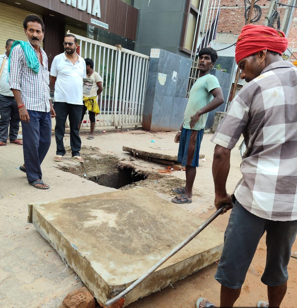मधेपुरा में खबर का असर, मुरलीगंज में टूटे नाले के ढक्कन बदले गए, नगर पंचायत ने तुरंत की कार्रवाई