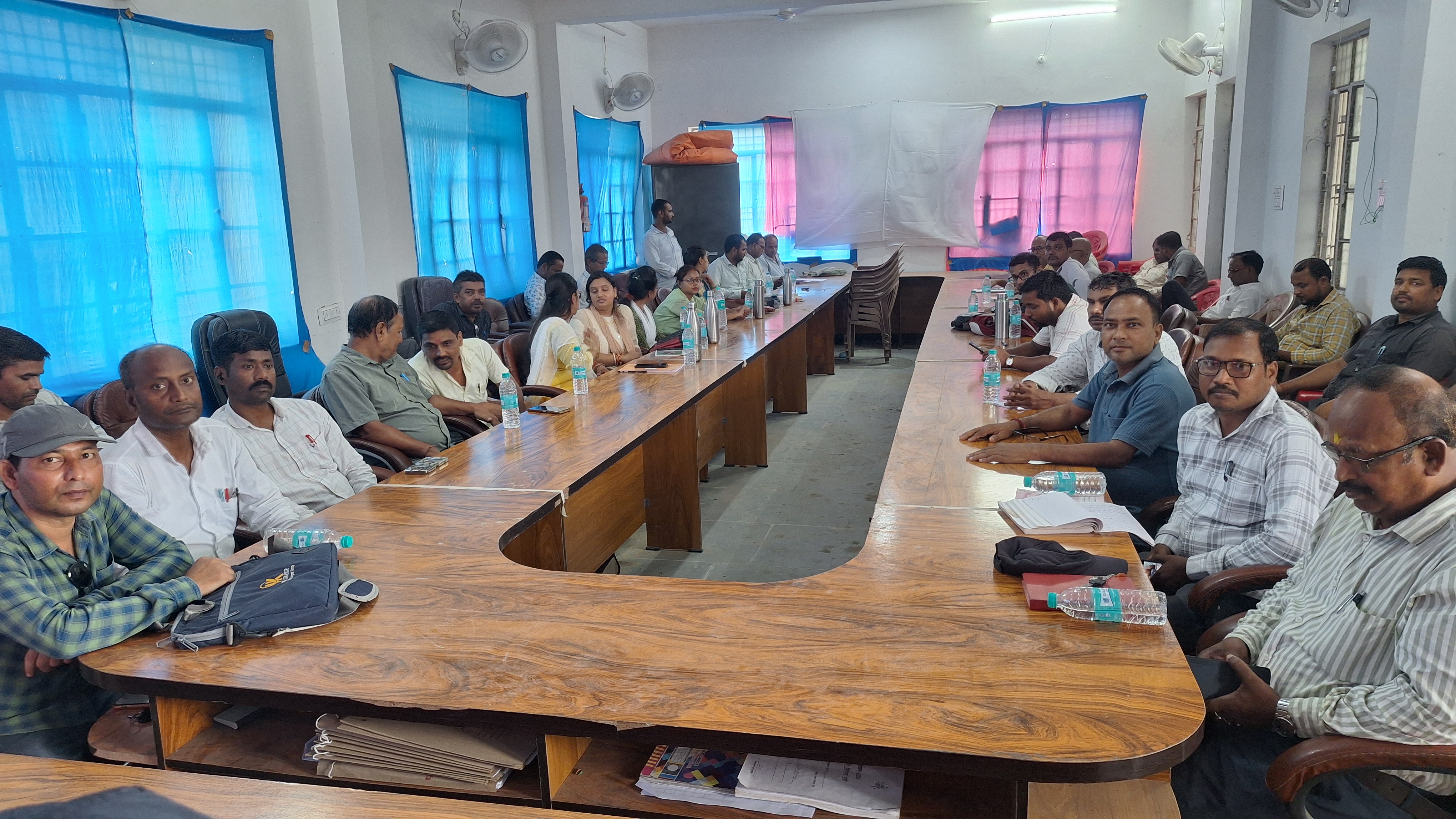 कुर्साकांटा प्रखंड स्थित बीआरसी भवन में गणित व विज्ञान को लेकर कार्यशाला आयोजित