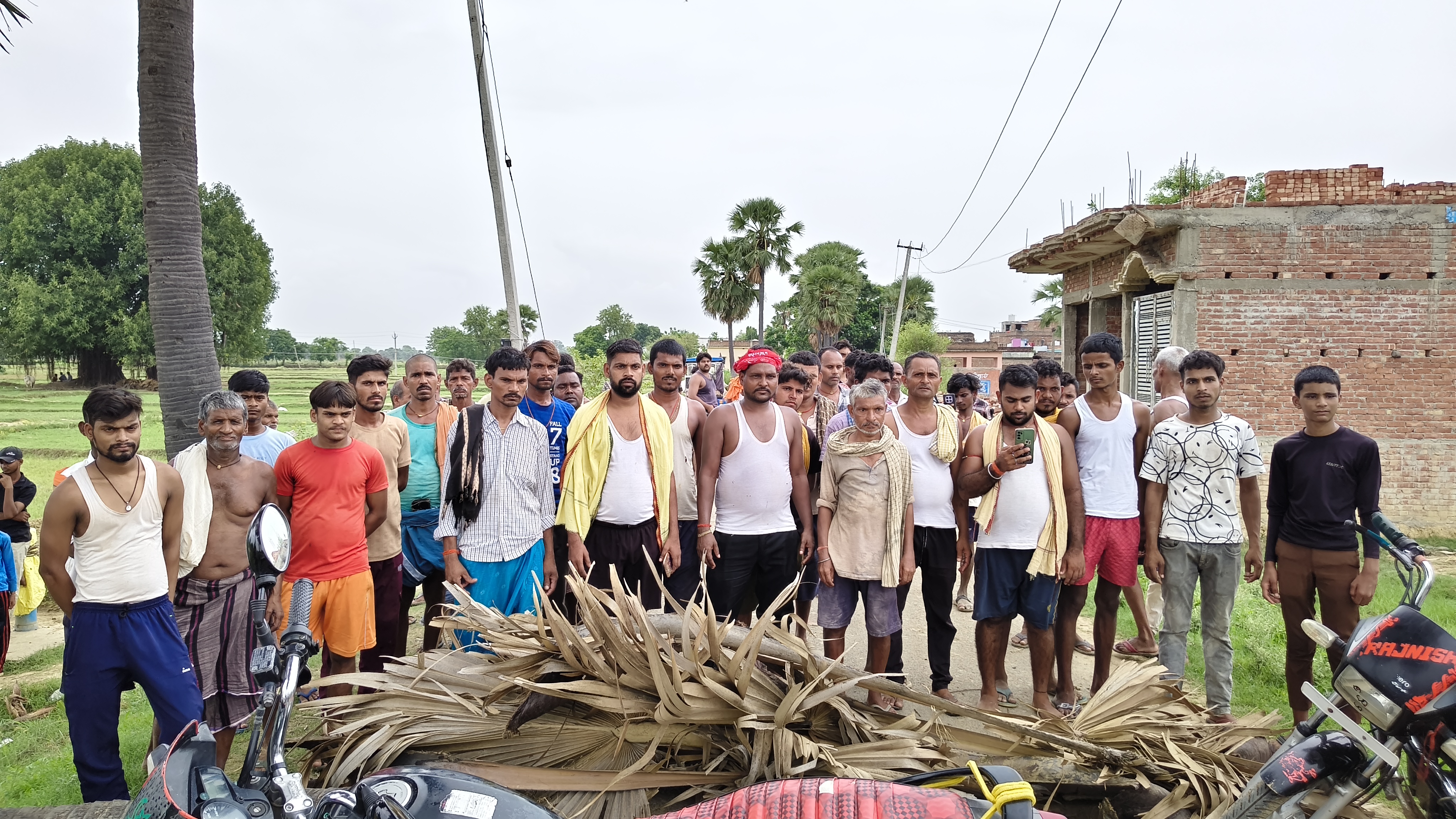 निम्थु गांव में करेंट की चपेट में आने से मासूम समेत दो की मौत, गांव में मचा कोहराम