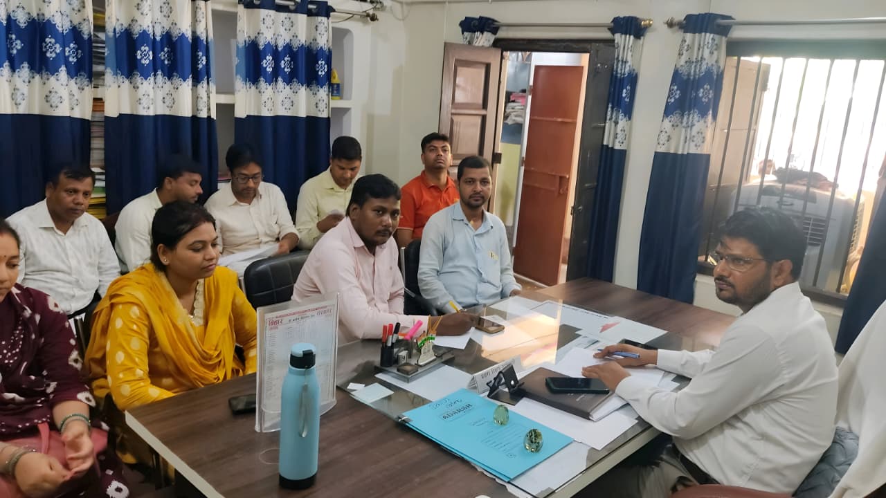 औरंगाबाद: दाउदनगर में लंबित आवास योजनाओं पर बीडीओ सख्त, समय पर भुगतान और निर्माण पूरा करने के निर्देश