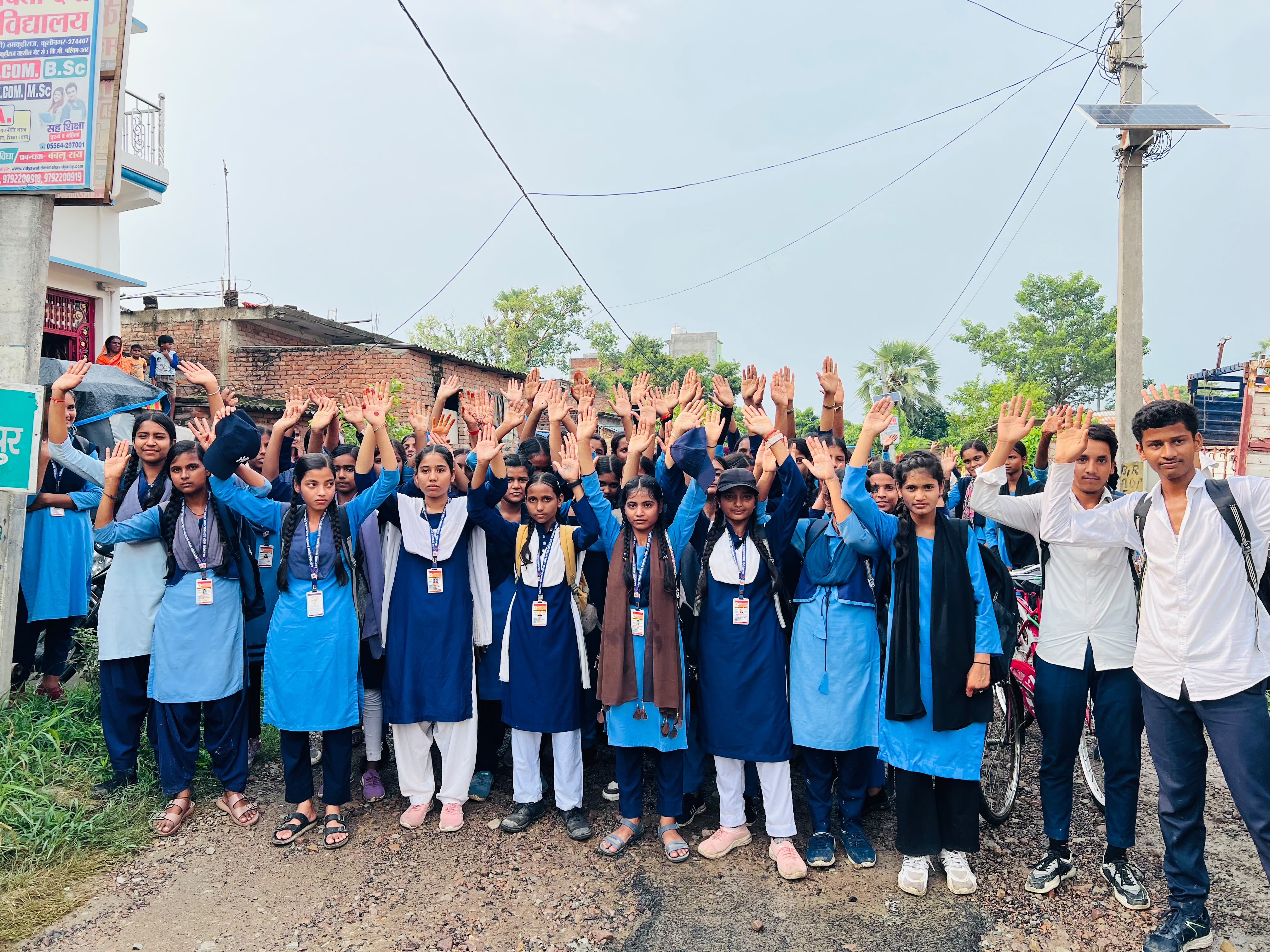 फुलवरिया में सड़क की बदहाल स्थिति पर फूटा छात्रों का गुस्सा, चक्का जाम कर किया प्रदर्शन