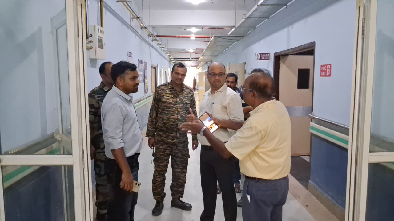 सदर अस्पताल और कुचायकोट सीएचसी में एक साथ अधिकारियो की जांच, मिलीं गड़बड़ियां.