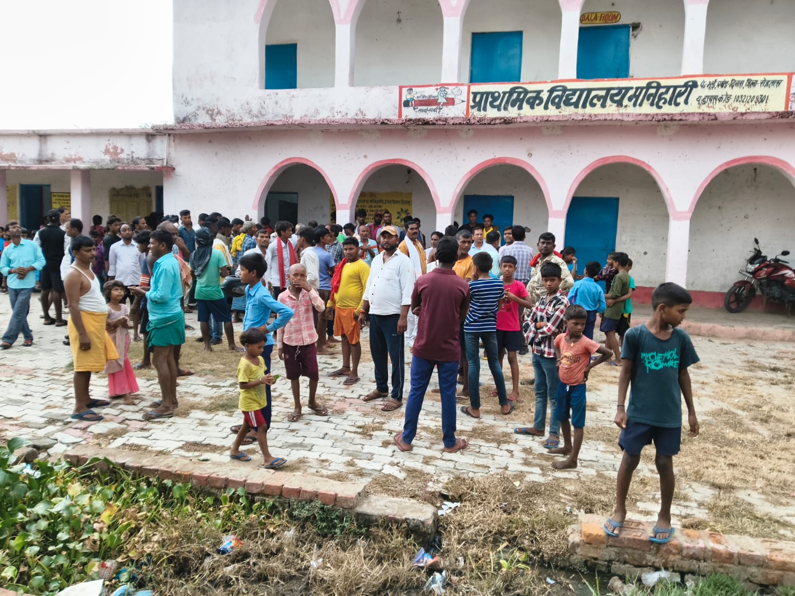 सासाराम में इंस्ट्रूमेंट बॉक्स उठाने के दौरान छत से गिरा 6 वर्षीय छात्र, इलाज के दौरान हुई मौत