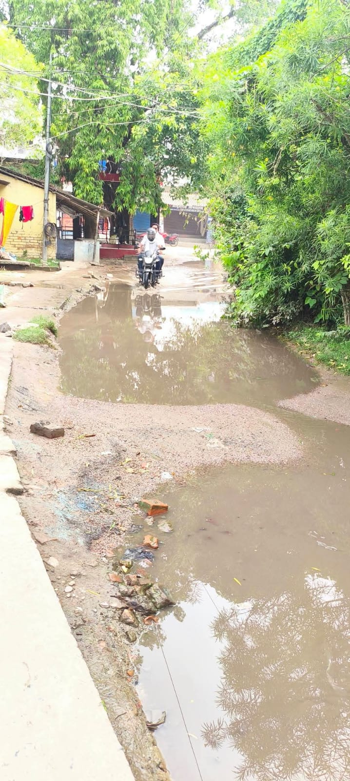 नाले के ओवरफ्लो से सड़क पर जलजमाव,ठीक नहीं होने पर करेंगे आंदोलन