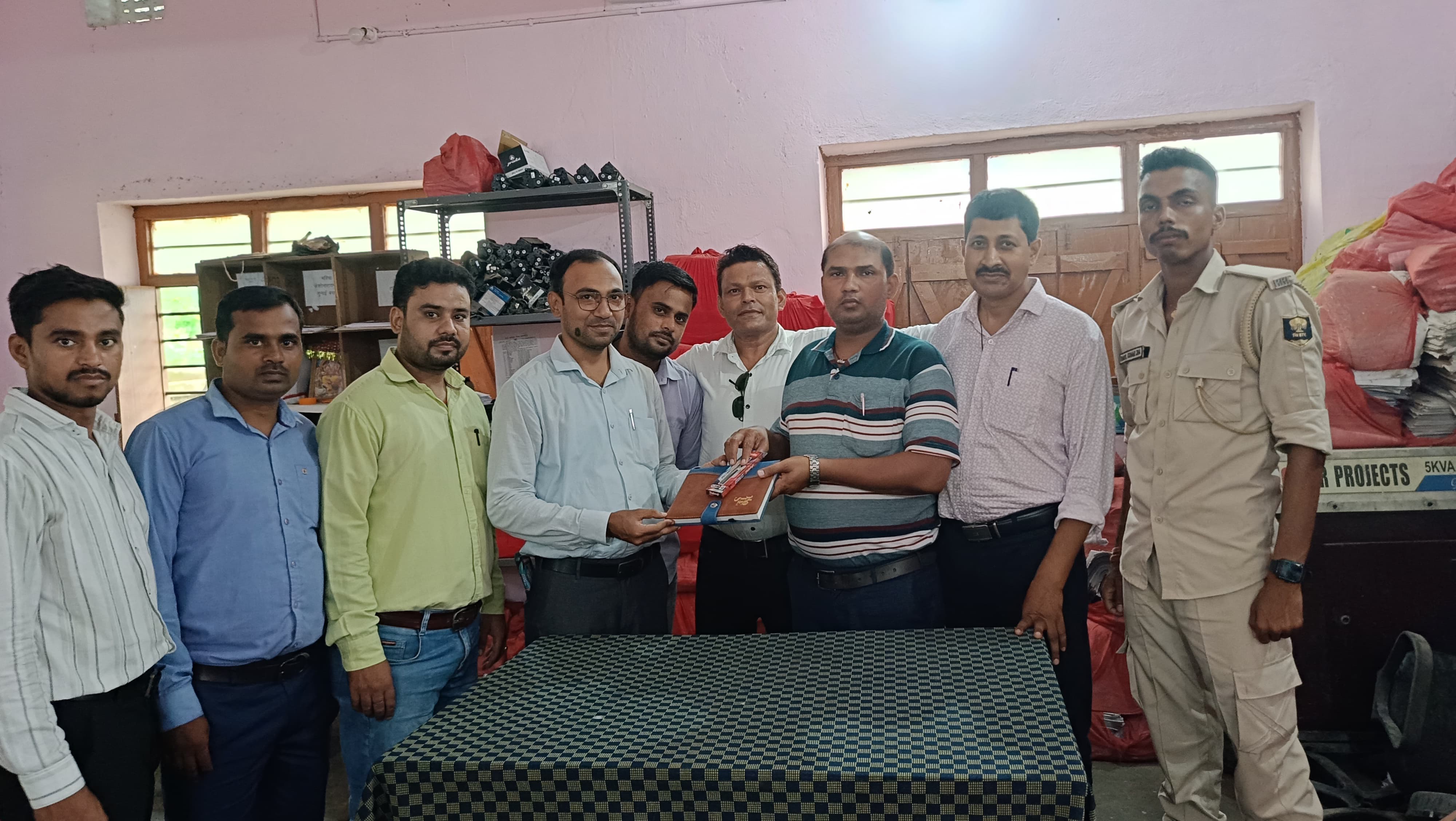 मोरवा प्रखंड में आईटी सहायक मोहम्मद अकबर को भावभीनी विदाई