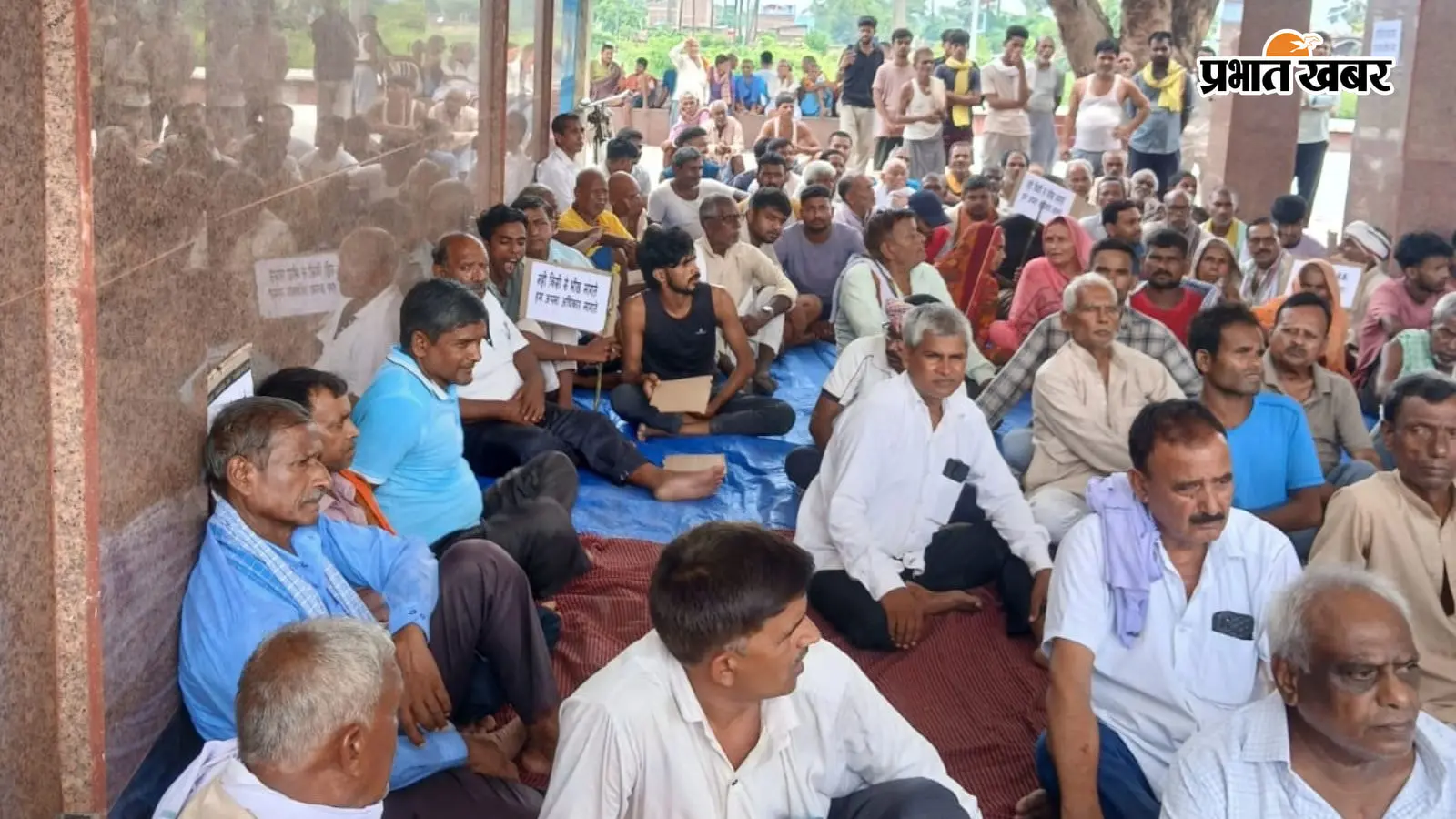 वैशाली में रेल फाटक बंद होने से बढ़ा लोगों का गुस्सा, चक सिकंदर स्टेशन पर अंडरपास की मांग को लेकर धरना