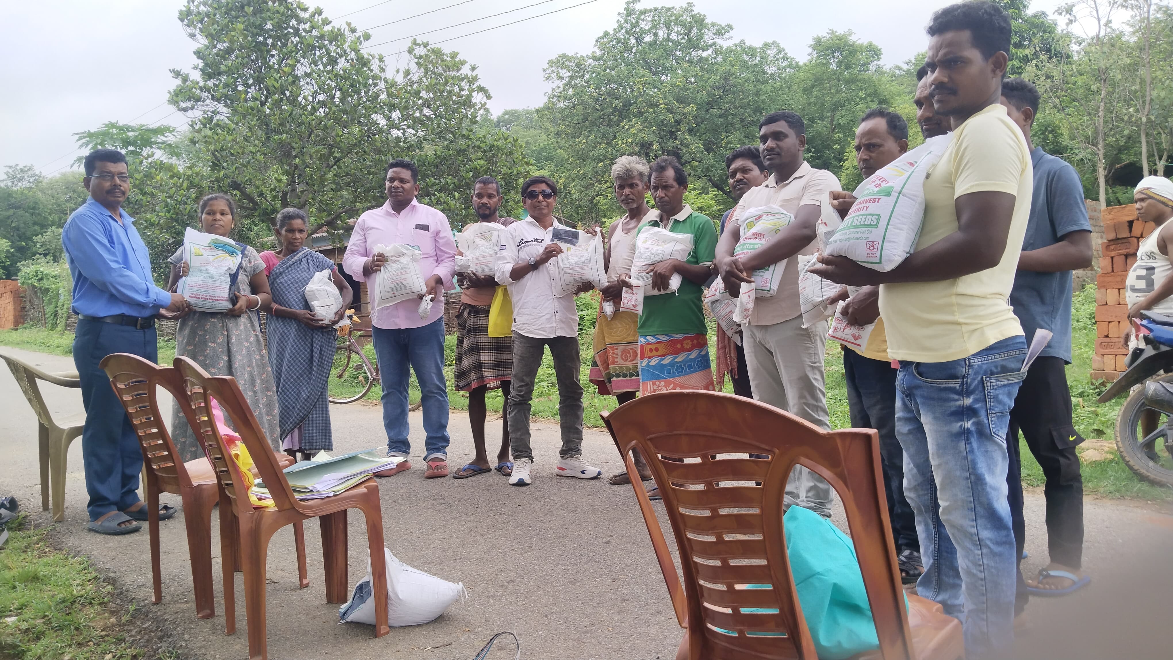 तेन्दा मे किसानों के बीच मूंग दाल एवं राहड़ दाल बीज का हुआ वितरण