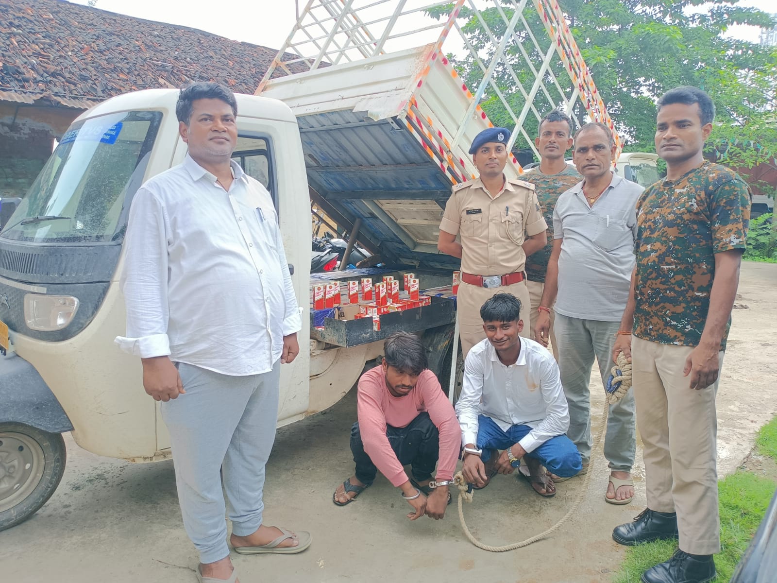 सिमरी में तीन पहिया वाहन से 146.88 लीटर विदेशी शराब बरामद, दो तस्कर गिरफ्तार