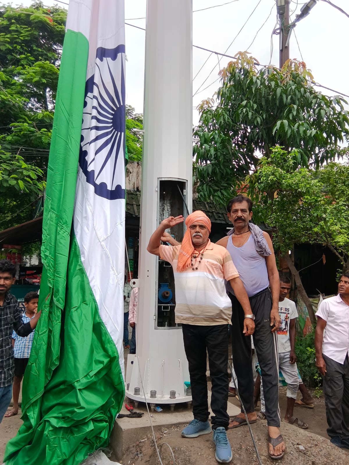 अररिया में 100 फीट ऊंचे ध्वज स्तंभ पर लहराया तिरंगा, मुख्य पार्षद ने किया लोकार्पण