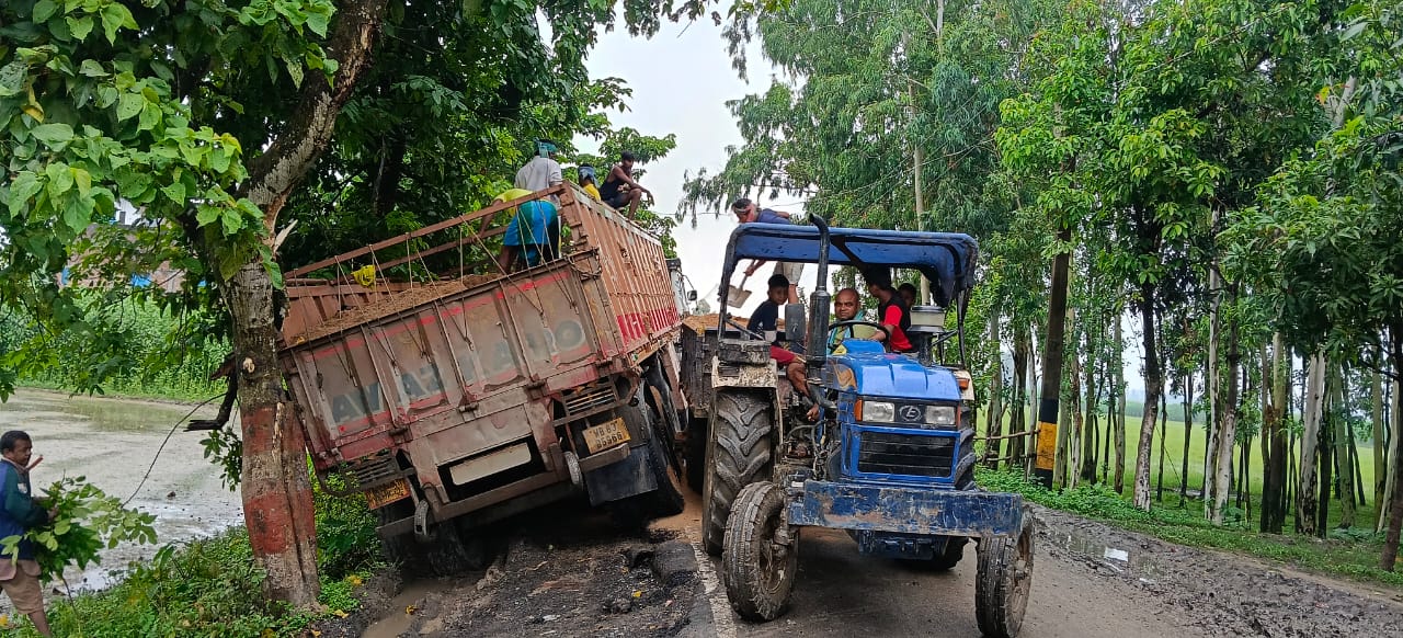 ग्वालटोली-कुशीदा सड़क पर बालू लदा ट्रक अनियंत्रित होकर झुका, बड़ा हादसा टला