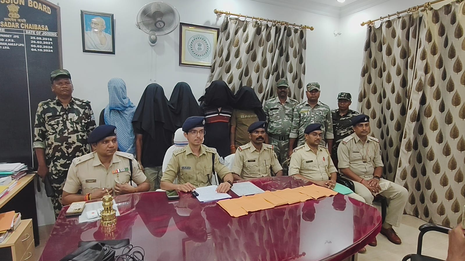चक्रधरपुर से 75 पुड़िया अवैध ब्राउन शुगर से पांच आरोपी गिरफ़्तार