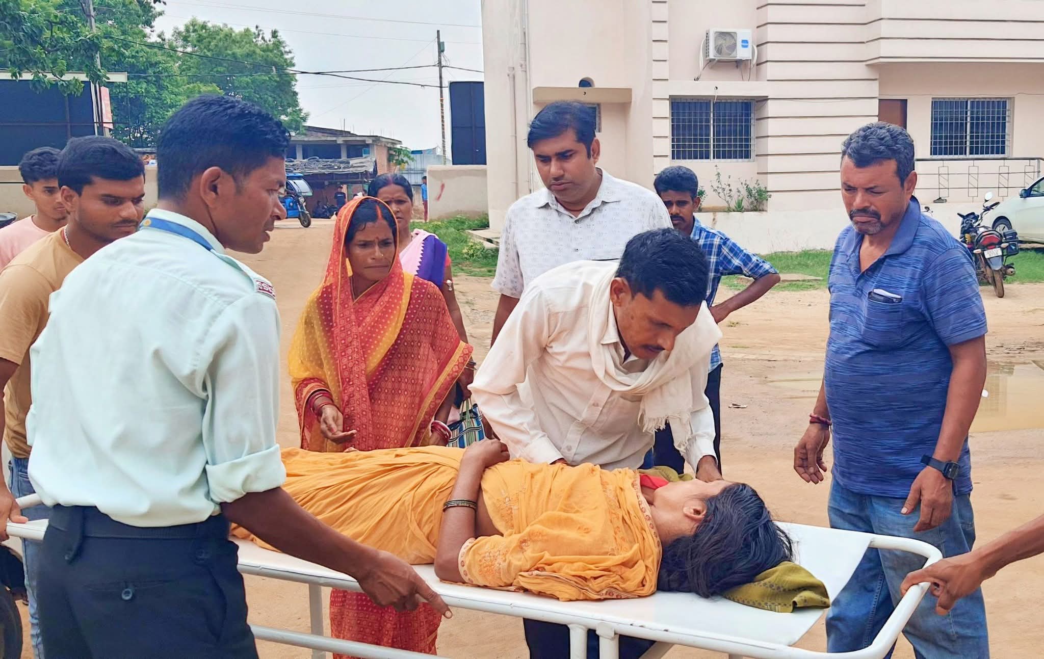 मोबाइल चार्जर लगाते समय करंट के झटके से महिला बेहोश