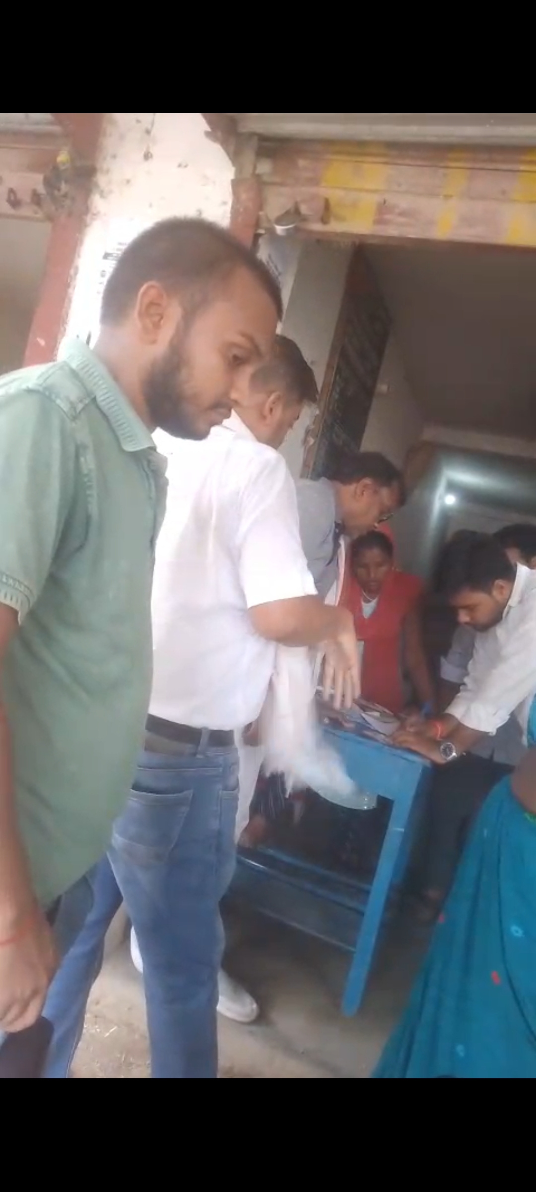 पीडीएस की दुकान की हुई जांच, स्टाक में मिला कमी