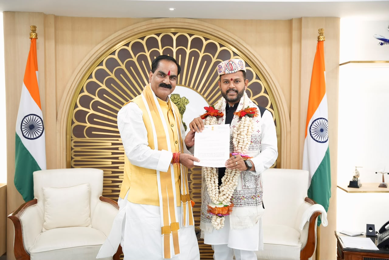 दरभंगा एयरपोर्ट पर जल्द शुरू होगी नाइट लैंडिंग, केंद्रीय मंत्री से मिले सांसद