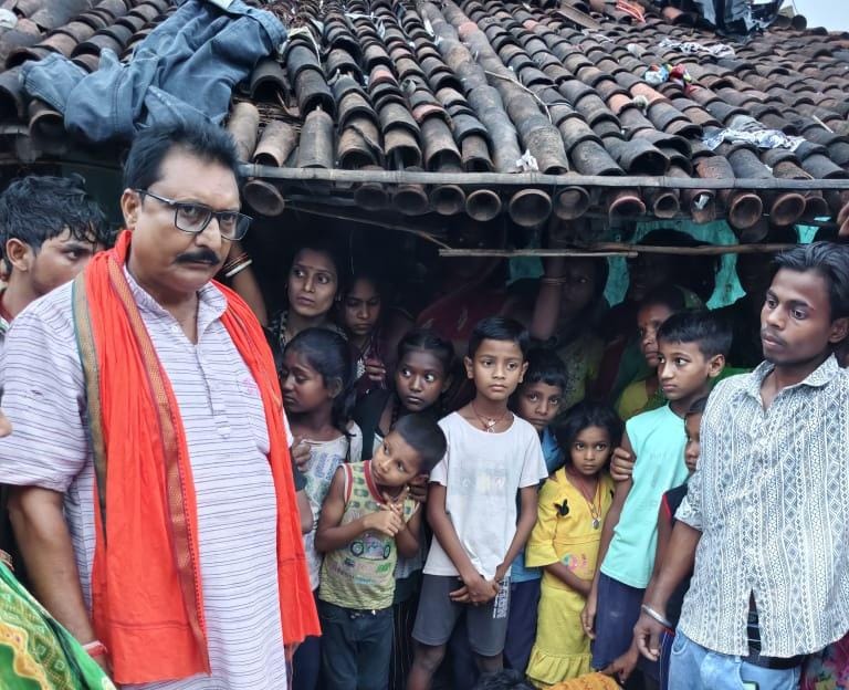 आकाशीय बिजली गिरने से किशोर की मौत, तीन घायल