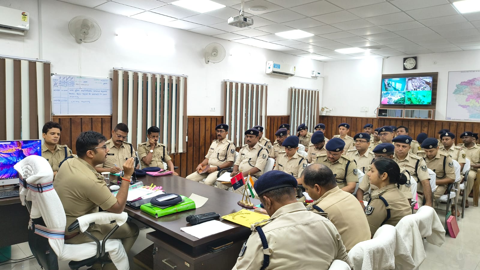 कैमूर : पहली क्राइम मीटिंग में SP शिखर चौधरी का एक्शन, लापरवाही पर इंस्पेक्टर का वेतन रोका