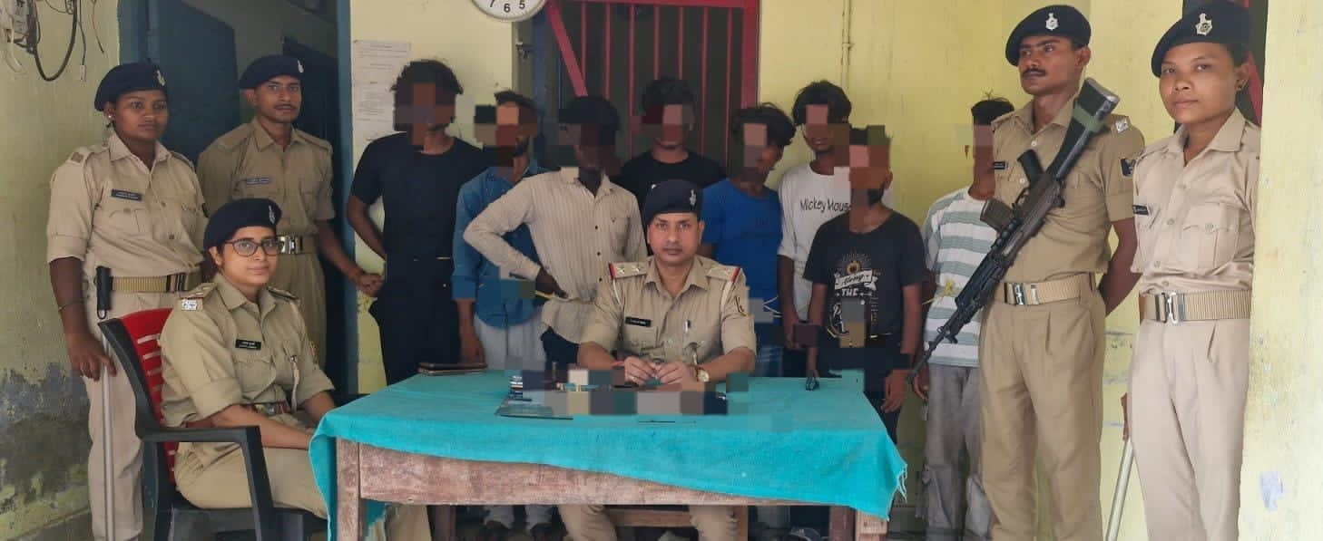 सीवान में डकैती की साजिश रच रहे 8 बदमाश गिरफ्तार: देसी पिस्तौल, कट्टा, 10 जिंदा कारतूस, कार और 6 मोबाइल बरामद