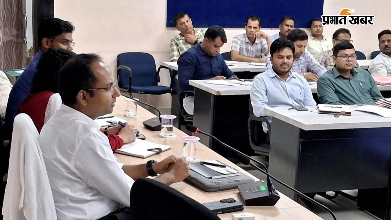 नवादा में लंबित योजनाओं पर डीएम सख्त, मुआवजा भुगतान और निर्माण कार्य में तेजी के निर्देश