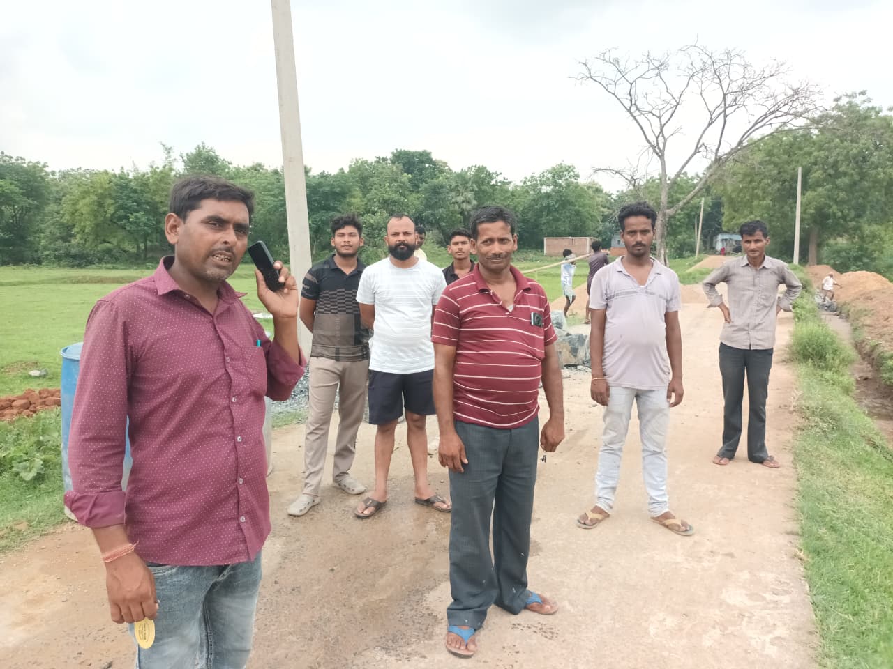 ग्रामीणों ने सड़क निर्माण में घटिया सामग्री का लगाया आरोप