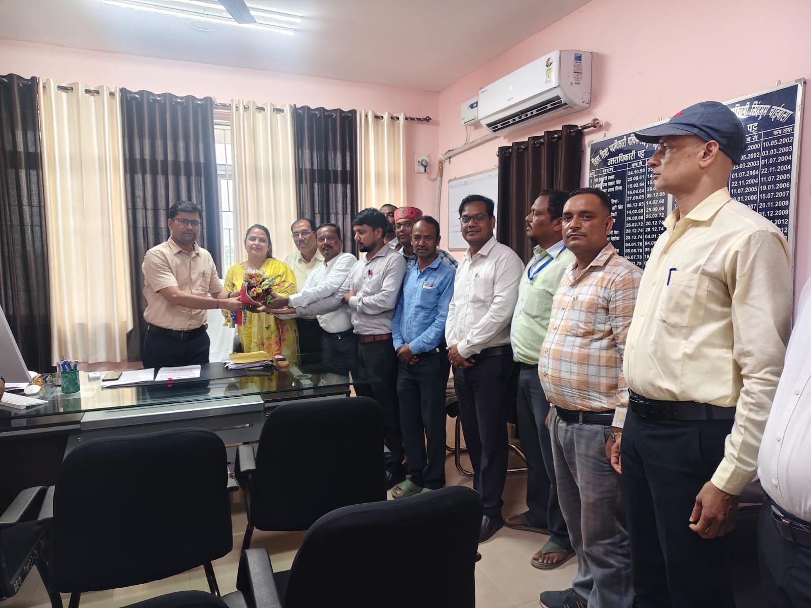 नवनियुक्त डीइओ का शिक्षकों ने किया स्वागत, समय पर वेतन भुगतान का दिया भरोसा