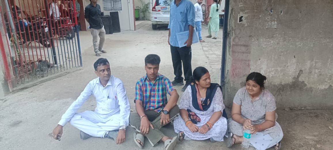 अधिवक्ता के परिवार को मिली हत्या की धमकी, इंसाफ के लिए थाने में अनशन पर बैठा परिवार