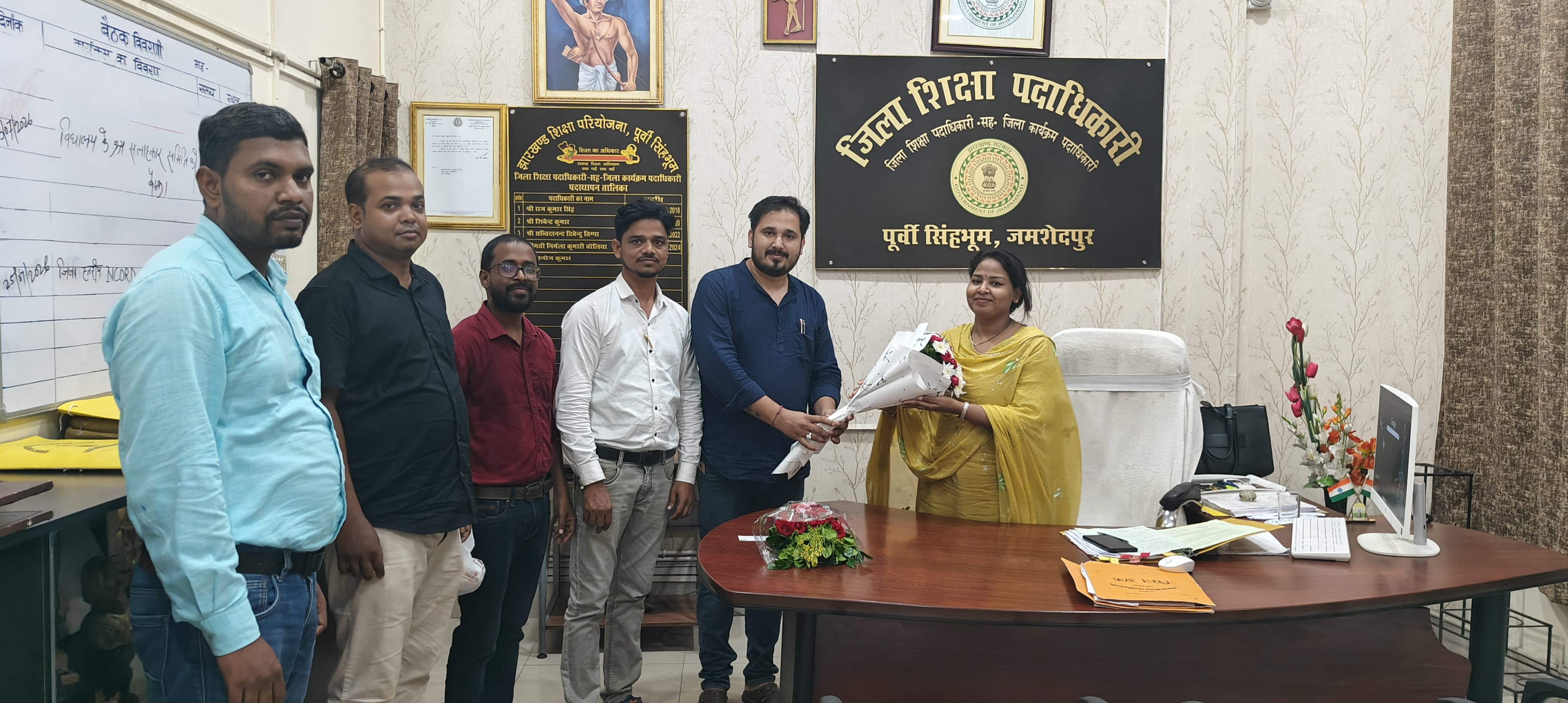 जिला शिक्षा पदाधिकारी से मिला लिपिक मोर्चा
