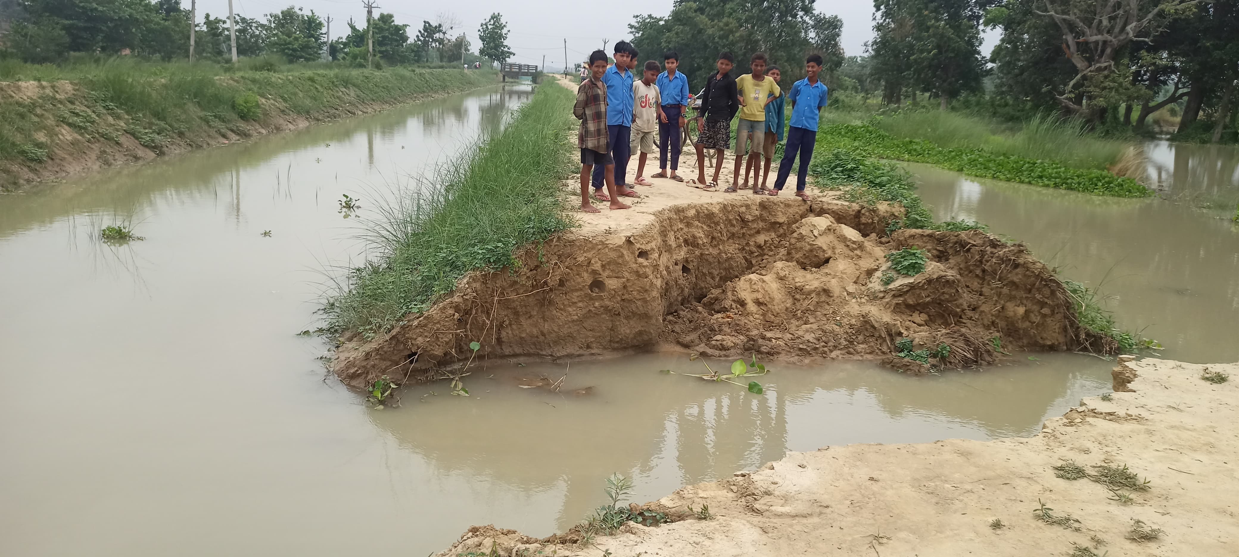 खजौली में बैतरणी शाखा नहर का बांध टूटा, सैकड़ों एकड़ खेतों में फैला पानी