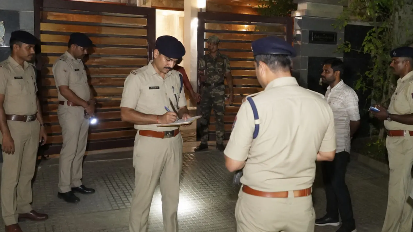 रांची: बिल्डर के यहां लाखों की चोरी करके दूसरे घर में घुसे, गार्ड की हवाई फायरिंग से भागे