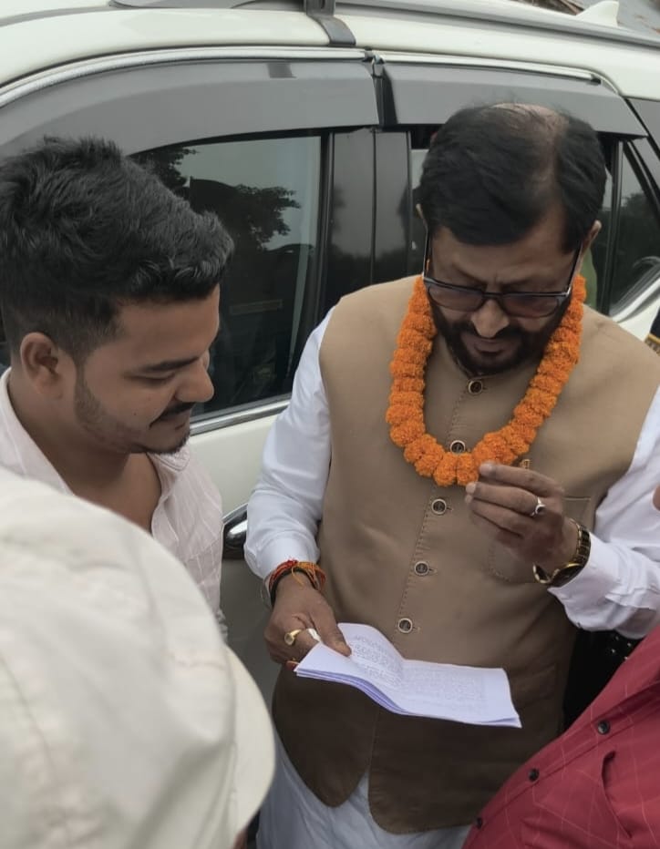 मधेपुरा में ड्यूटी के दौरान जान गंवाने वाले 4 कर्मियों के परिजनों को मुआवजा और सरकारी नौकरी देने की मांग