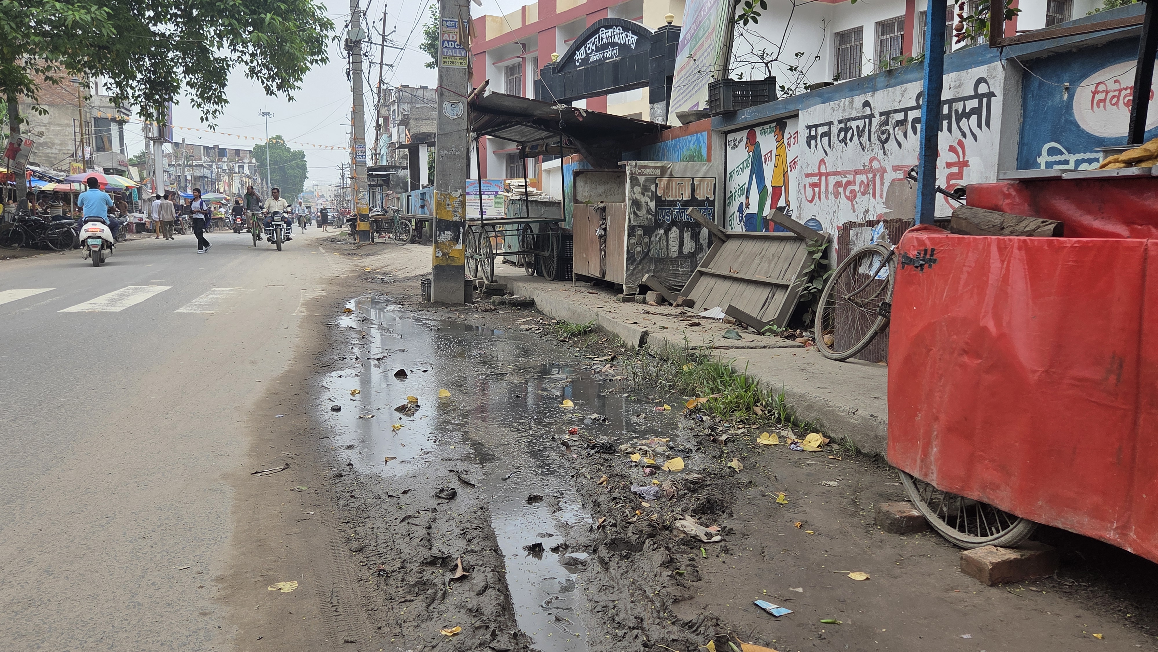 मधेपुरा में सड़कों पर बह रहा नाले का गंदा पानी, BUDCO की सुस्त रफ्तार से शहर बेहाल, बढ़ा संक्रमण का खतरा