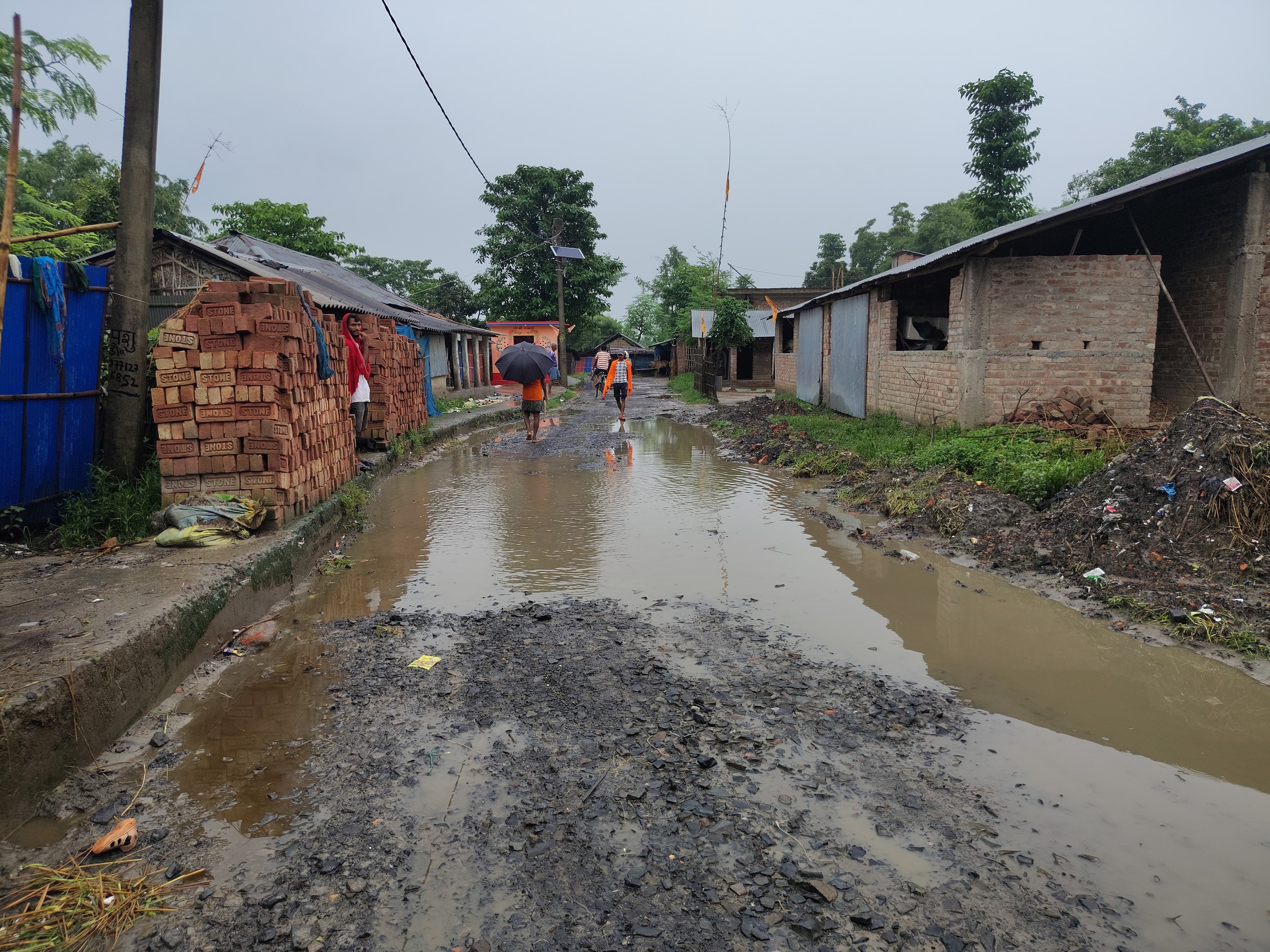 तीन महीने से अधूरी पड़ी पीसीसी सड़क : बारिश में बढ़ी परेशानी, ग्रामीणों ने दी आंदोलन की चेतावनी