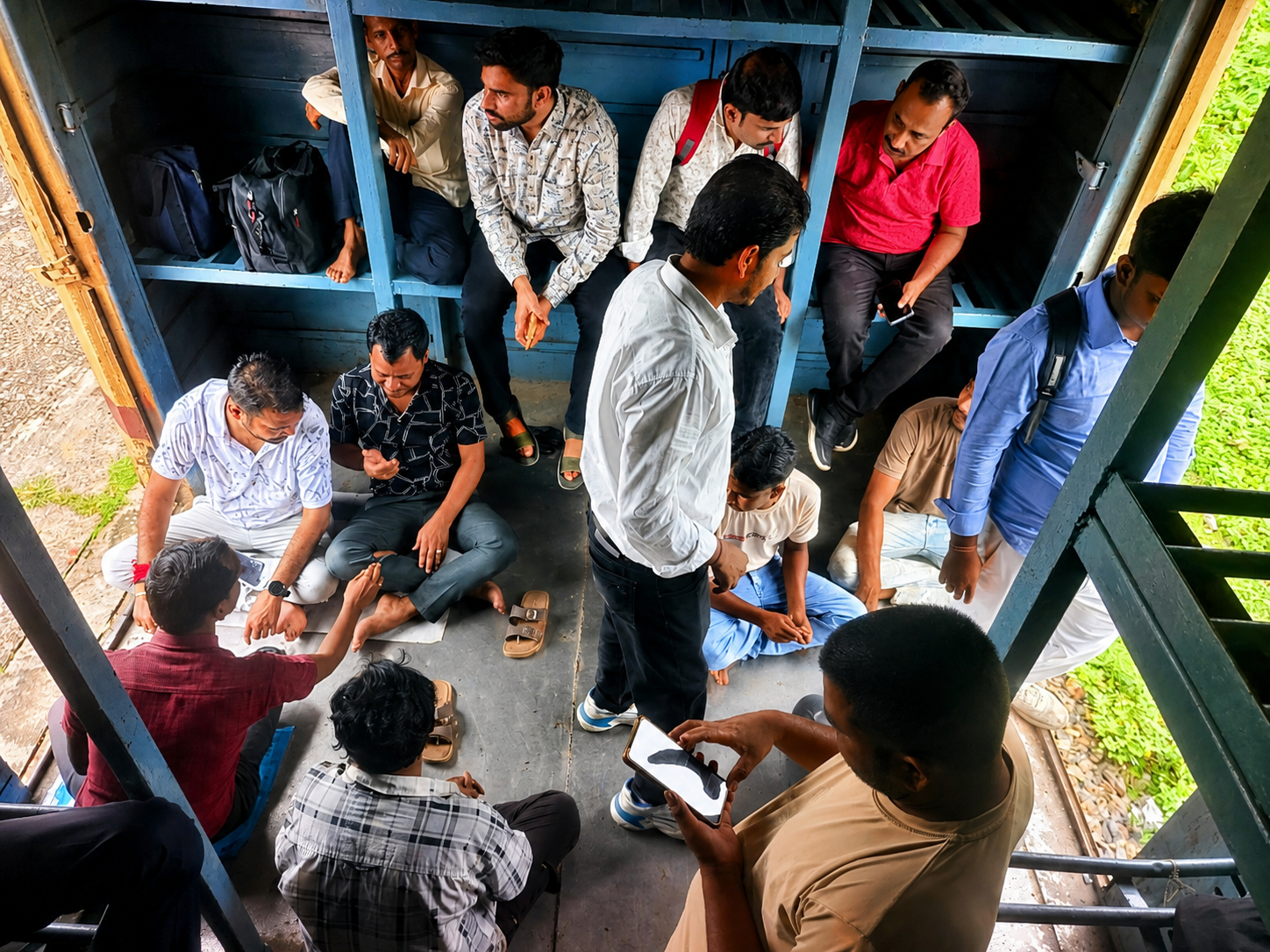 पांच डब्बों वाली बालुरघाट इंटरसिटी में रोज उमड़ रही भीड़, जेनरल कोच में जगह नहीं, फर्श पर बैठ कर सफर कर रहे यात्री