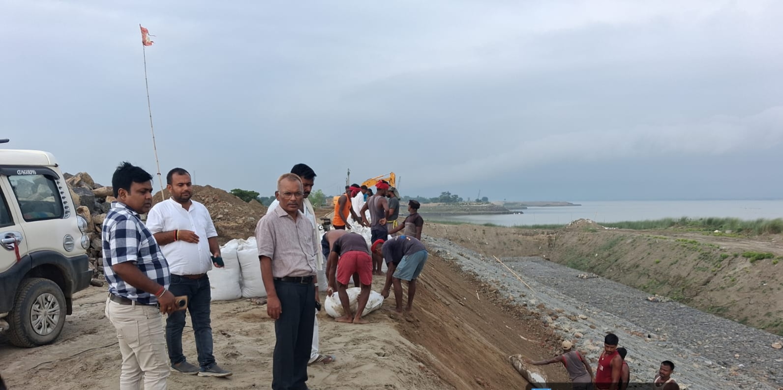 इस्माईलपुर-बिंद टोली तटबंध पर बढ़ा खतरा: एडीएम आपदा और मुख्य अभियंता ने किया निरीक्षण, फ्लड फाइटिंग के लिए 1 लाख बालू की बोरियां तैनात करने का निर्देश