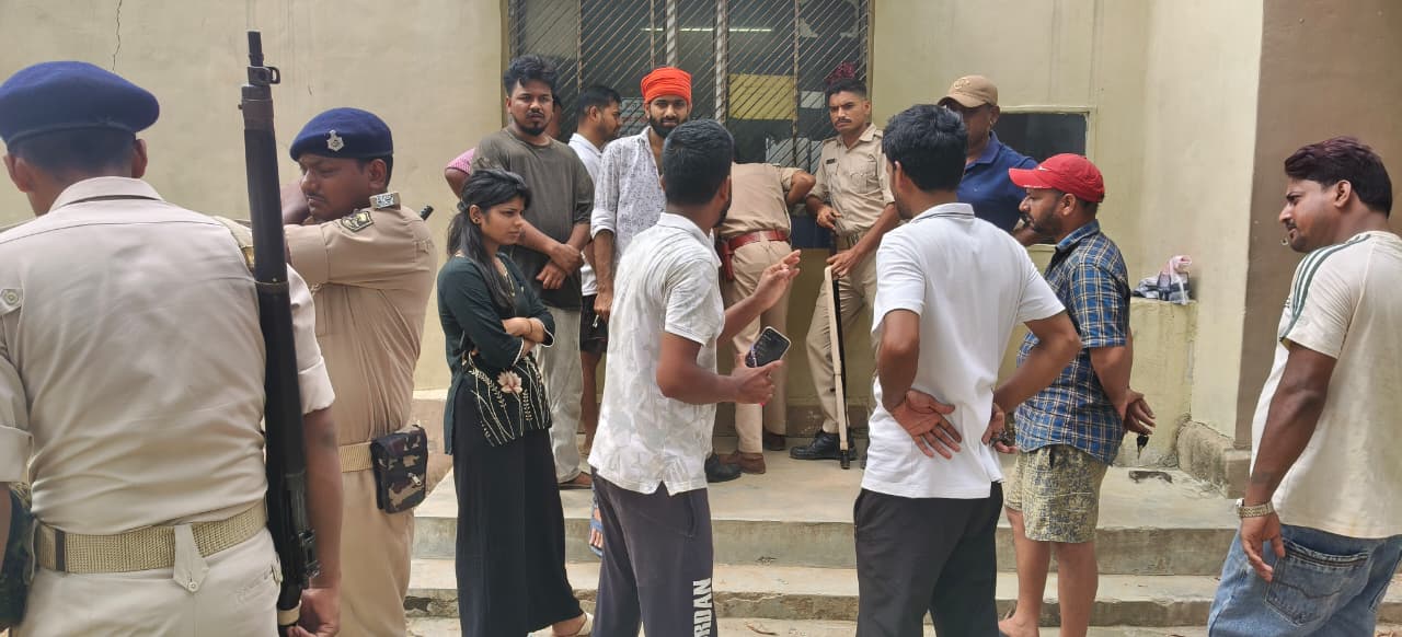 कैमूर: भभुआ रेलवे आरक्षण काउंटर पर दलालों का कब्जा, यात्रियों की पर्चियां फाड़कर बेच रहे महंगे टिकट