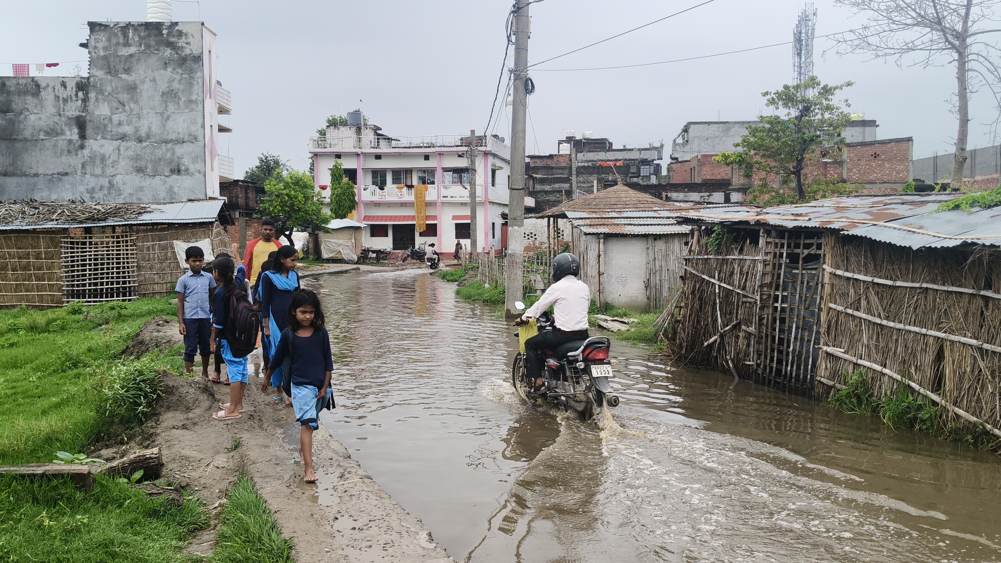 नाली के ऊपर चलने को मजबूर लोग और सड़क पर बह रहा पानी, वार्ड 4 की अनोखी बदहाली देख लोग हैरान