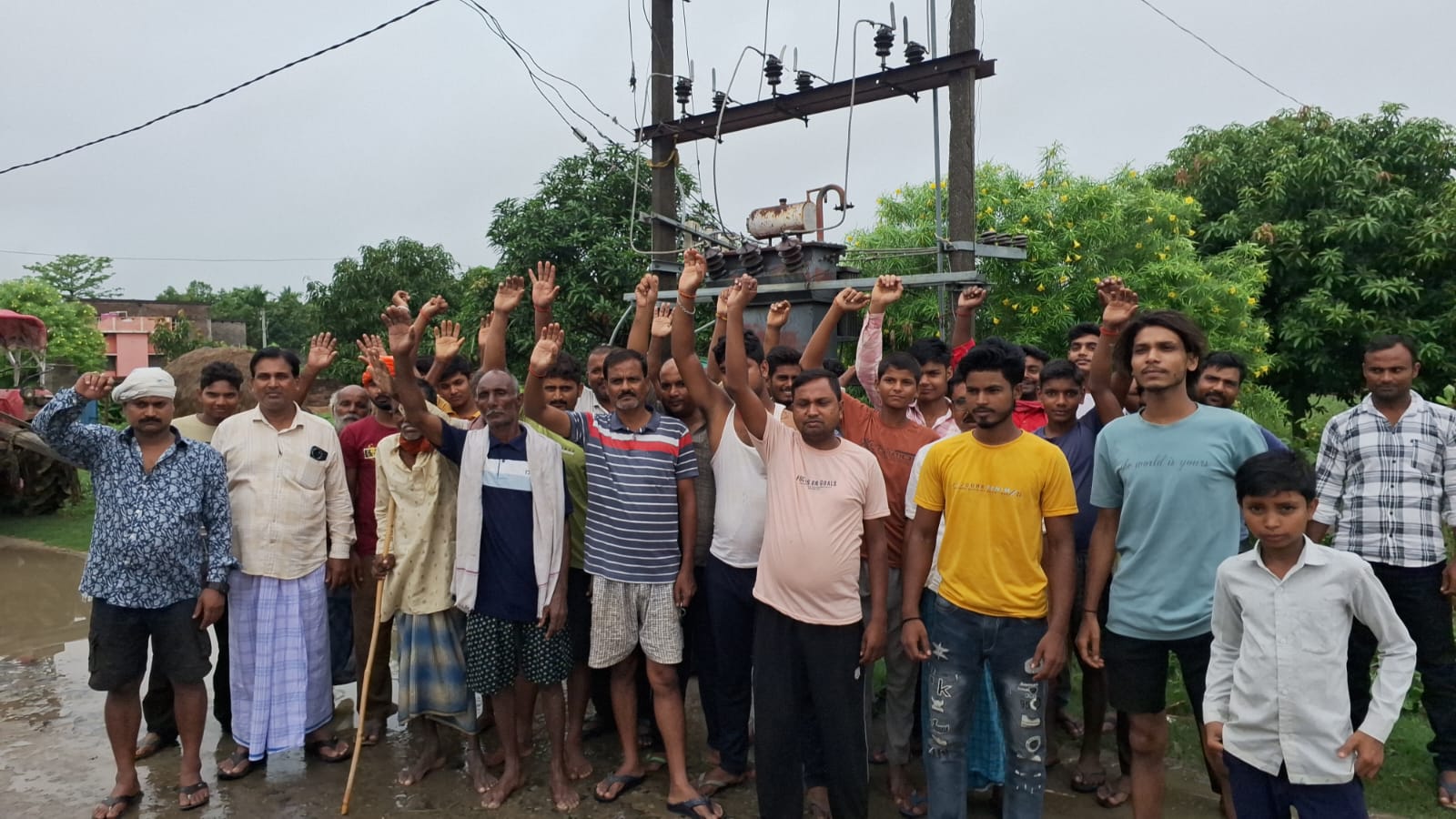 15 घंटे बिजली गुल रहने से भड़के उपभोक्ता, सेमरा ग्रिड के खिलाफ सड़क पर प्रदर्शन