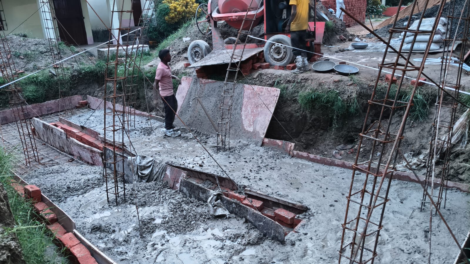 सुपौल में घटिया सामग्री से बन रहा था स्कूल भवन, प्रधानाध्यापक ने रुकवाया निर्माण, कार्रवाई की अनुशंसा