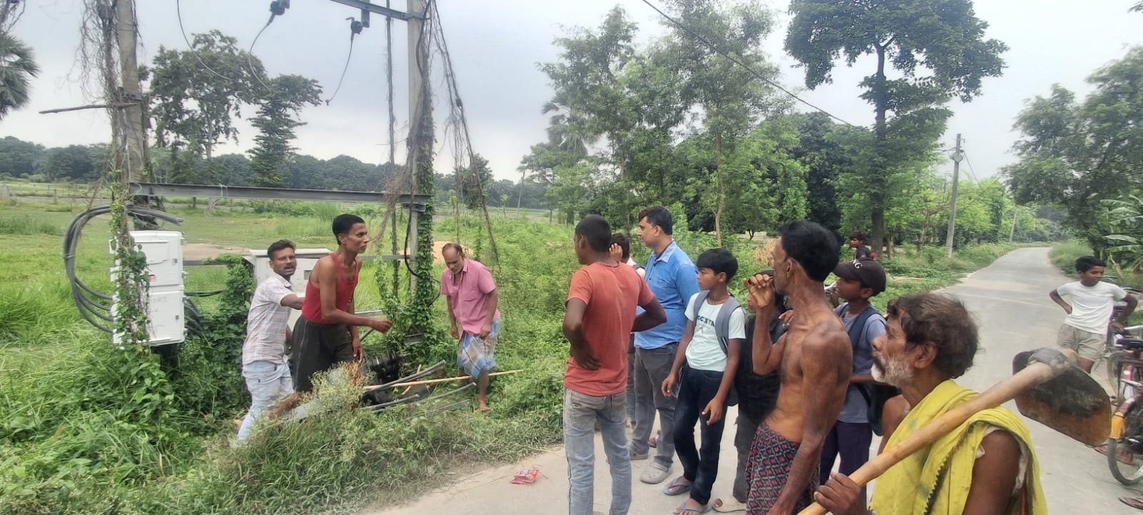 चोरों का दुस्साहस: पोल से नीचे उतारा भारी ट्रांसफार्मर, ग्रामीणों को देख गाड़ी से भागे