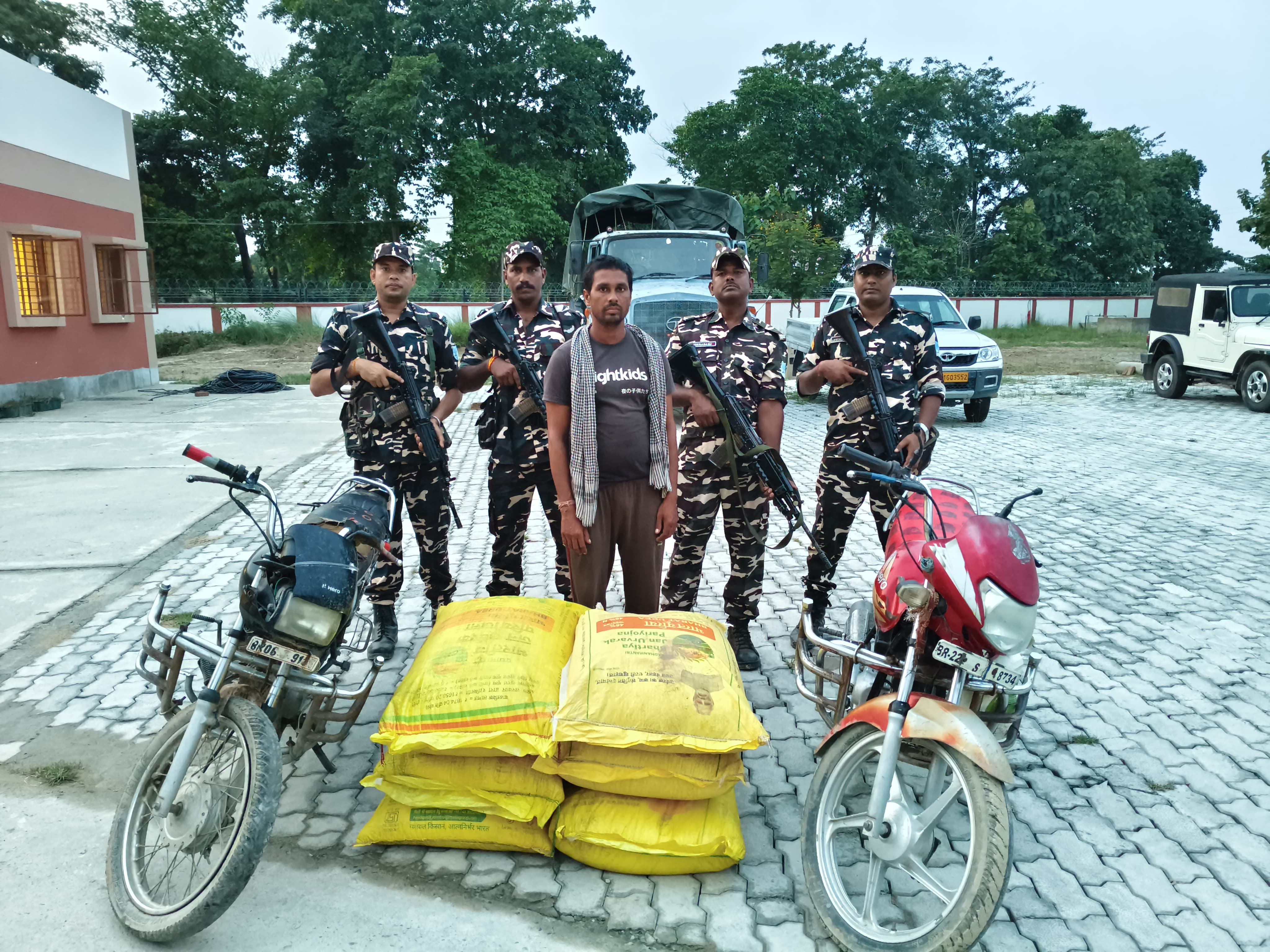 भारत-नेपाल सीमा पर एसएसबी ने यूरिया खाद की तस्करी का प्रयास किया विफल, दो बाइक संग एक तस्कर दबोचा